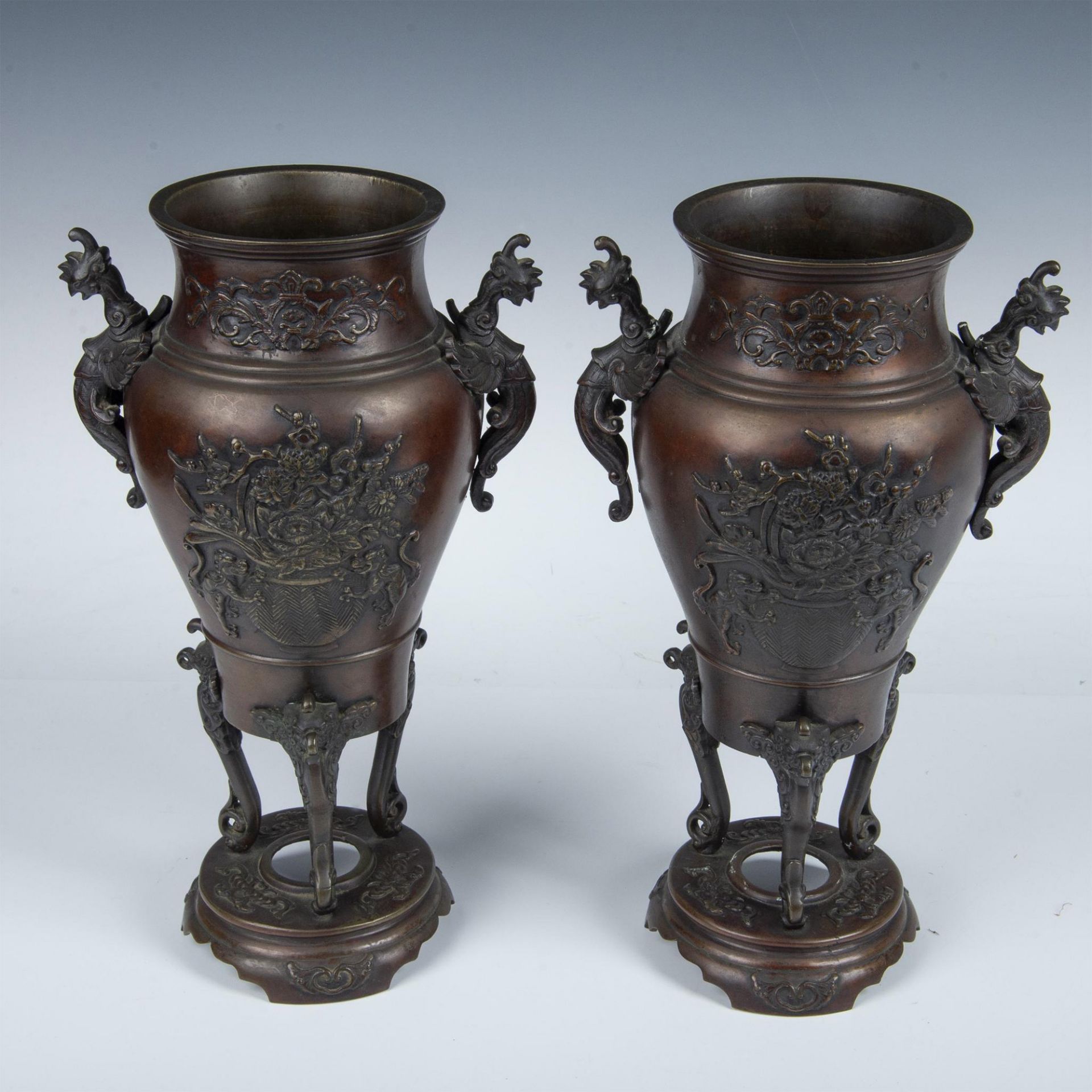 Pair of Antique Japanese Bronze Urns with Griffins Designs - Bild 2 aus 7