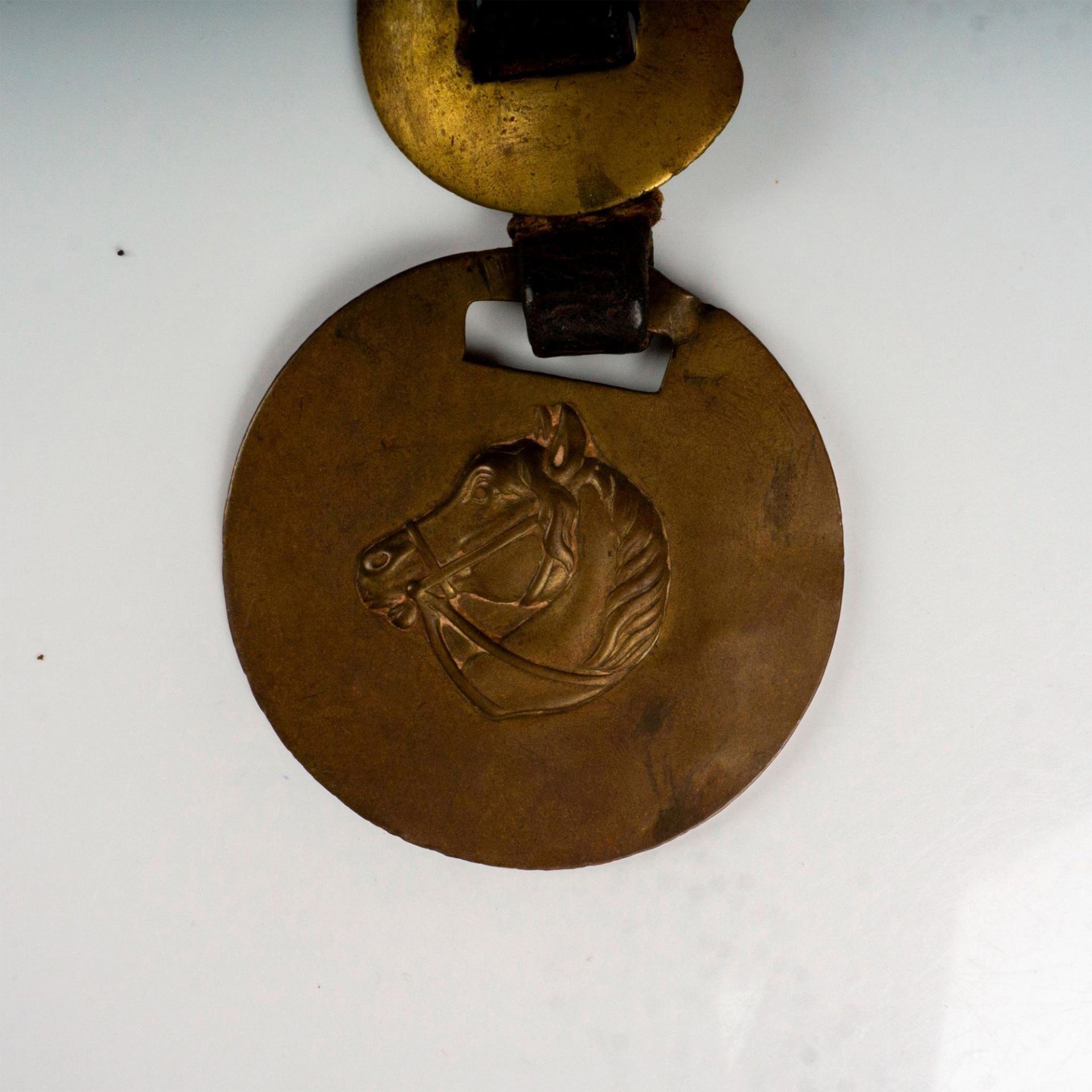 Ornamental Brass Leather Strap Horse Wall Hanging - Bild 2 aus 3