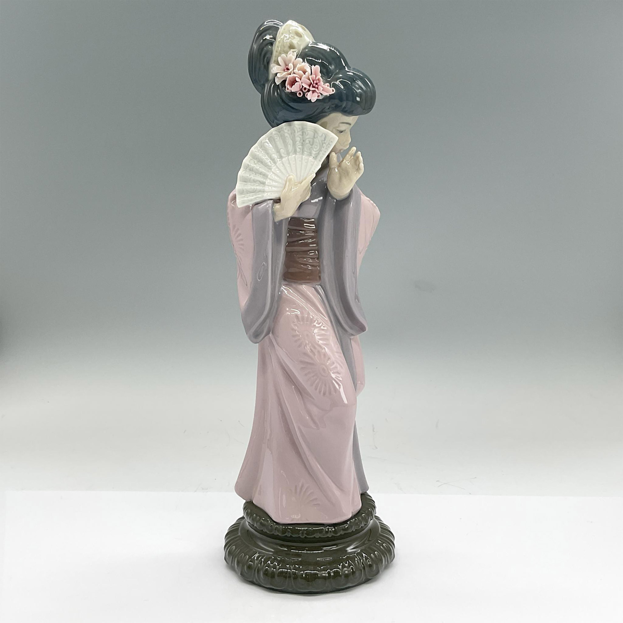 Lladro Porcelain Figurine, Chrysanthemum 1004990 - Image 2 of 4