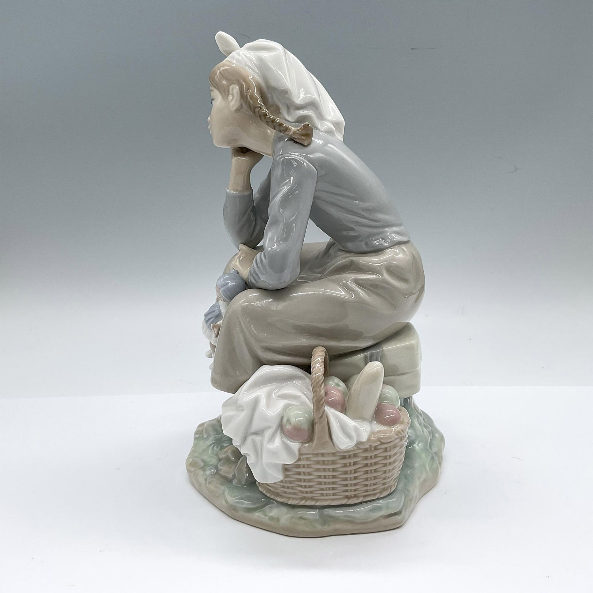 Lladro Porcelain Figurine, Girl With Doll 1001211 - Bild 3 aus 5