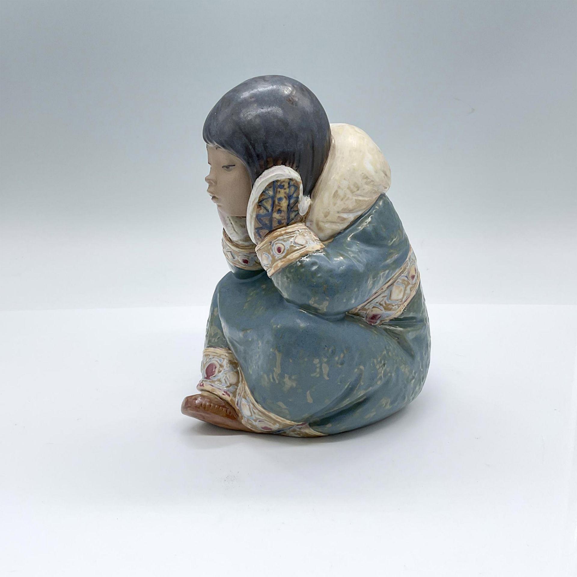 Lladro Porcelain Figurine, Pensive Eskimo Girl 1012158 - Image 3 of 4