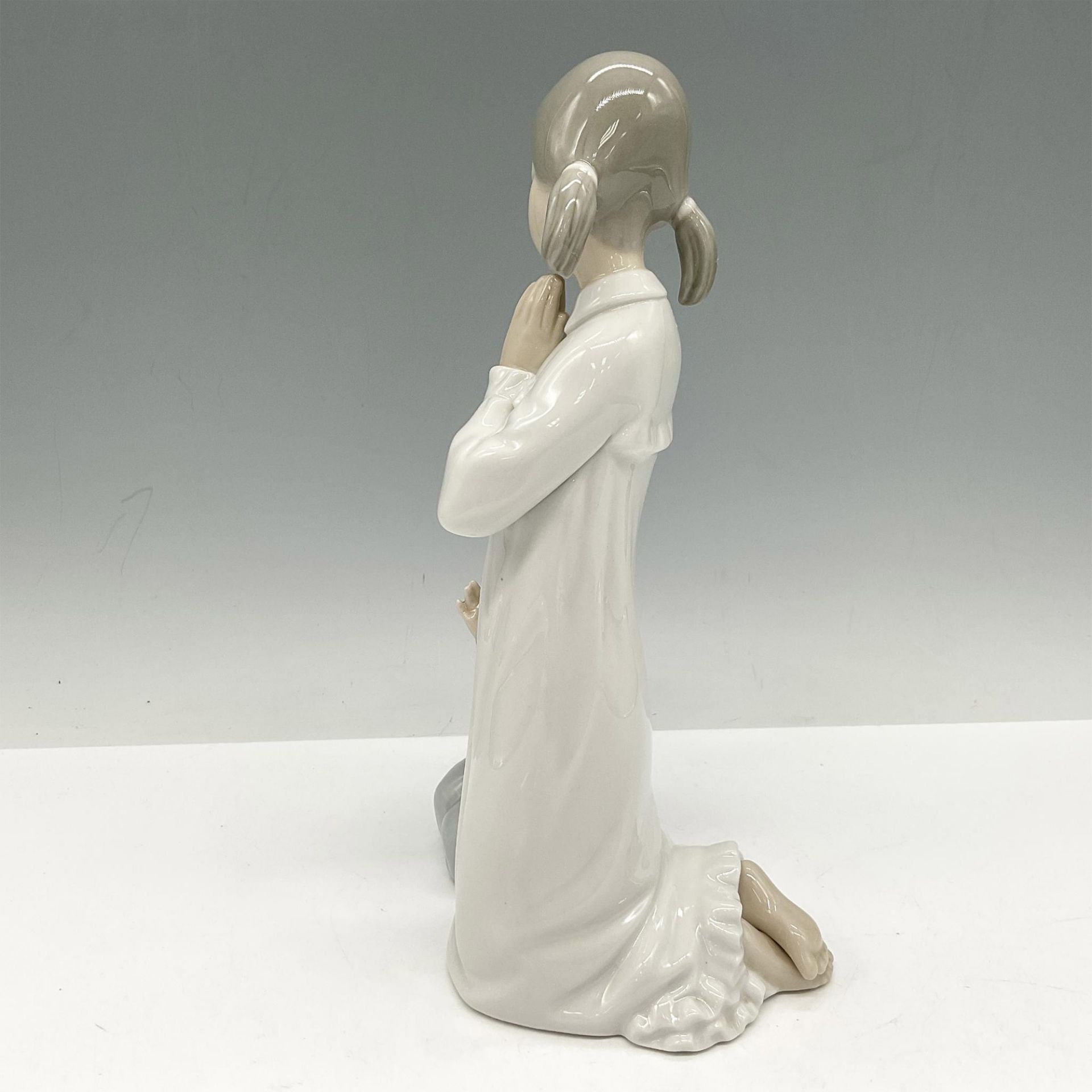 Lladro Porcelain Figurine, Teaching to Pray 1004779 - Image 2 of 4