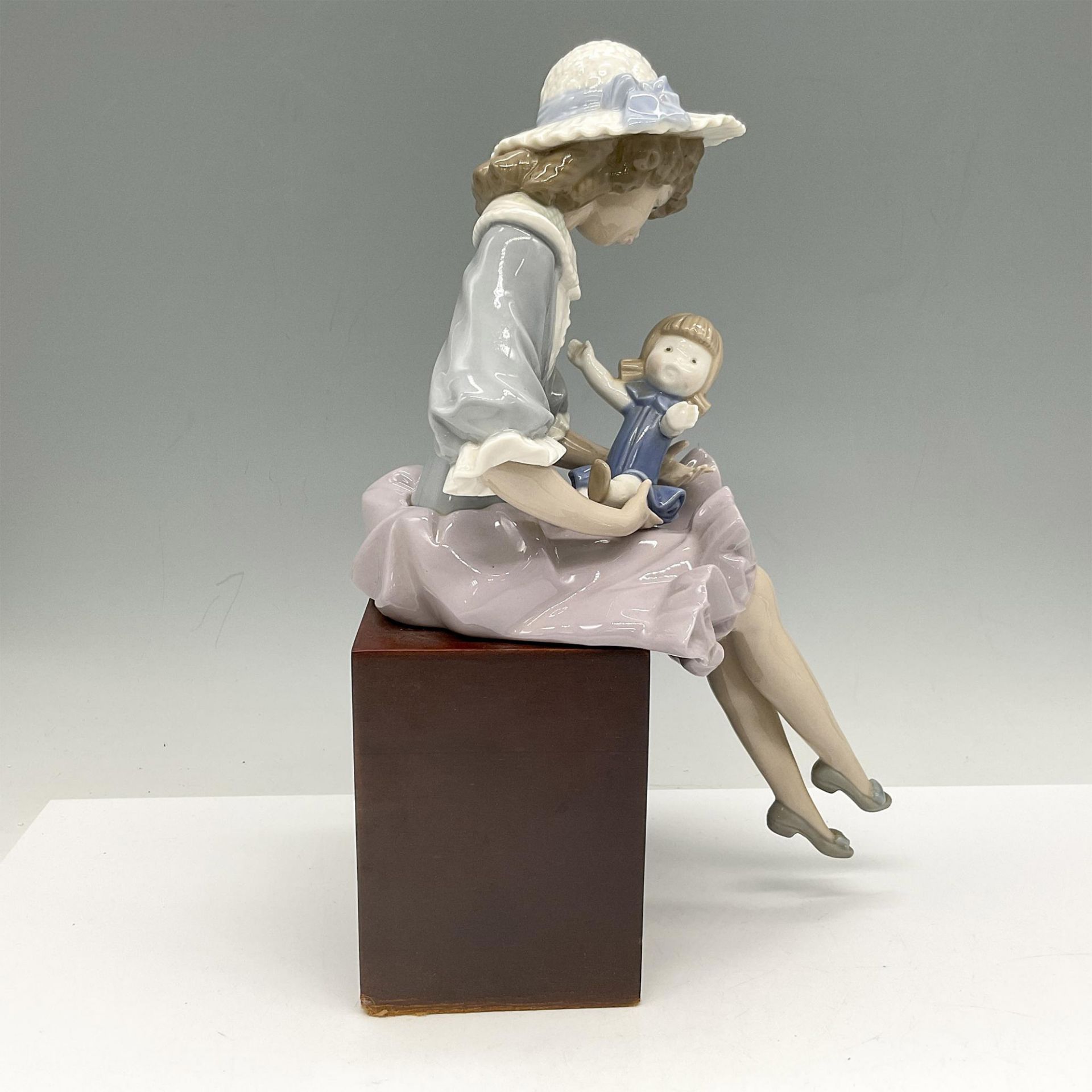 Lladro Porcelain Figurine, Debbie and Her Doll 1001379 - Bild 2 aus 4