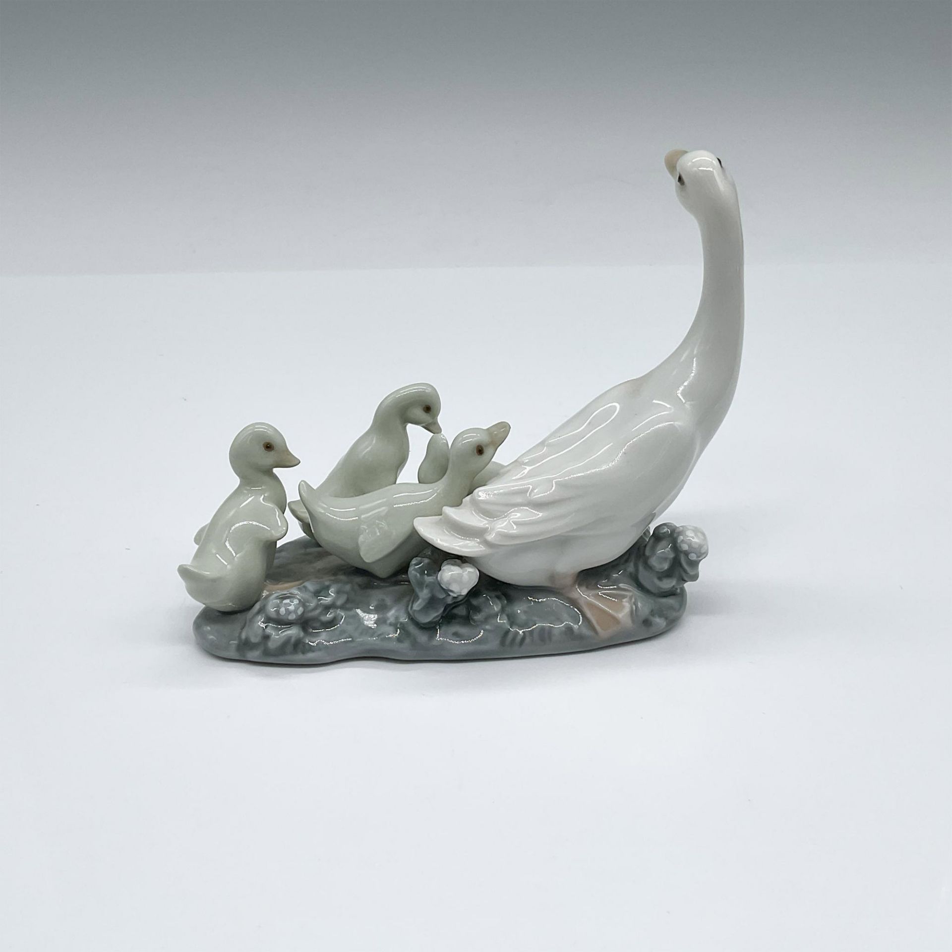Lladro Porcelain Figurine, Little Ducks After Mother - Bild 2 aus 3