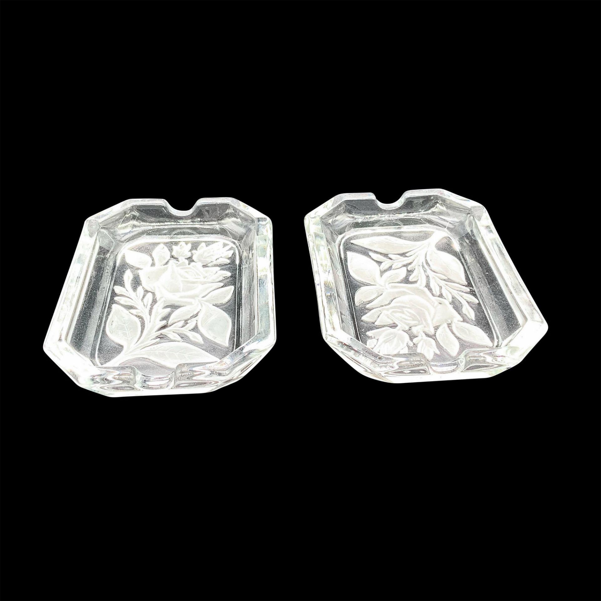 Pair of Vintage Glass Ashtrays, Roses - Image 2 of 3