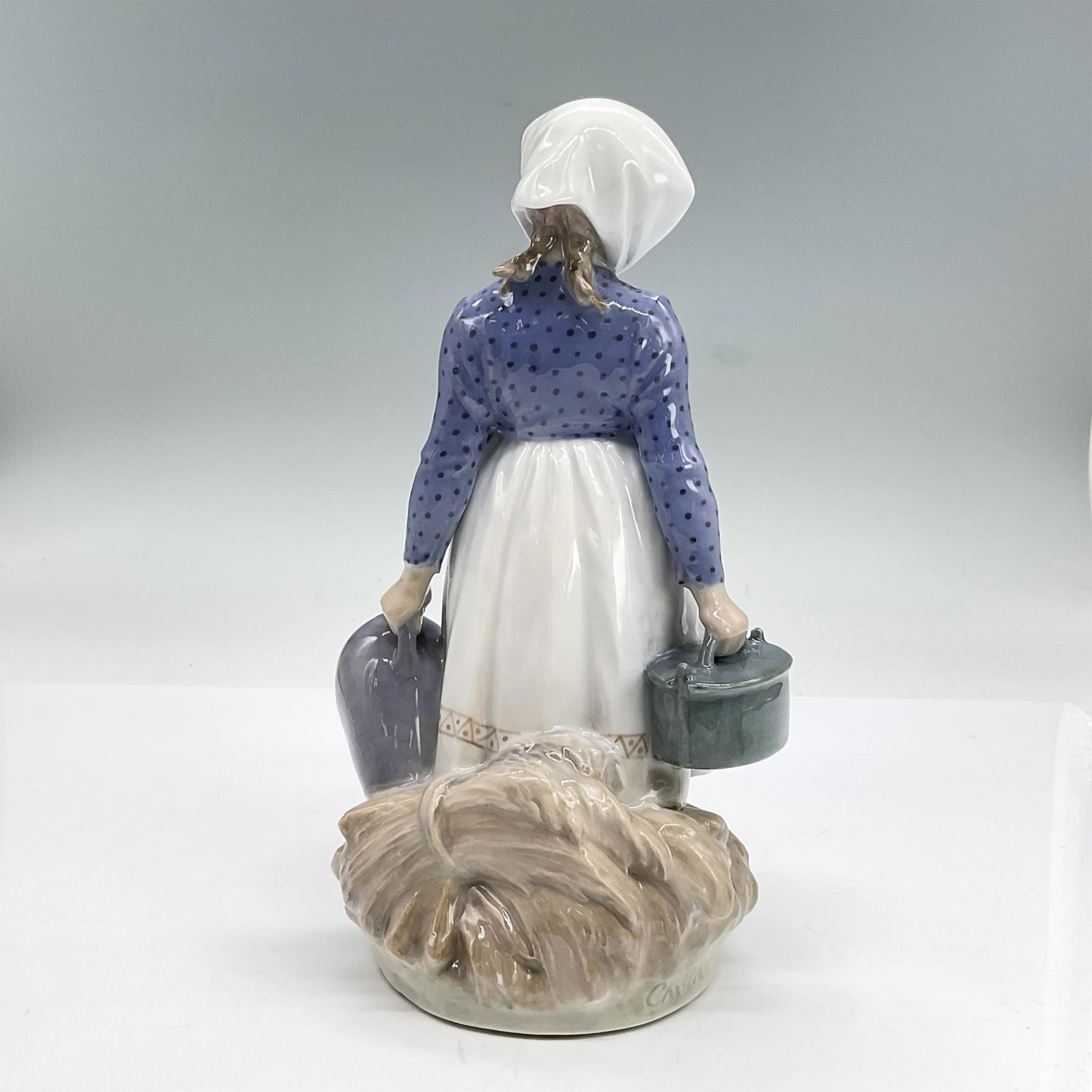 Royal Copenhagen Figurine, Peasant Girl 815 - Bild 2 aus 3