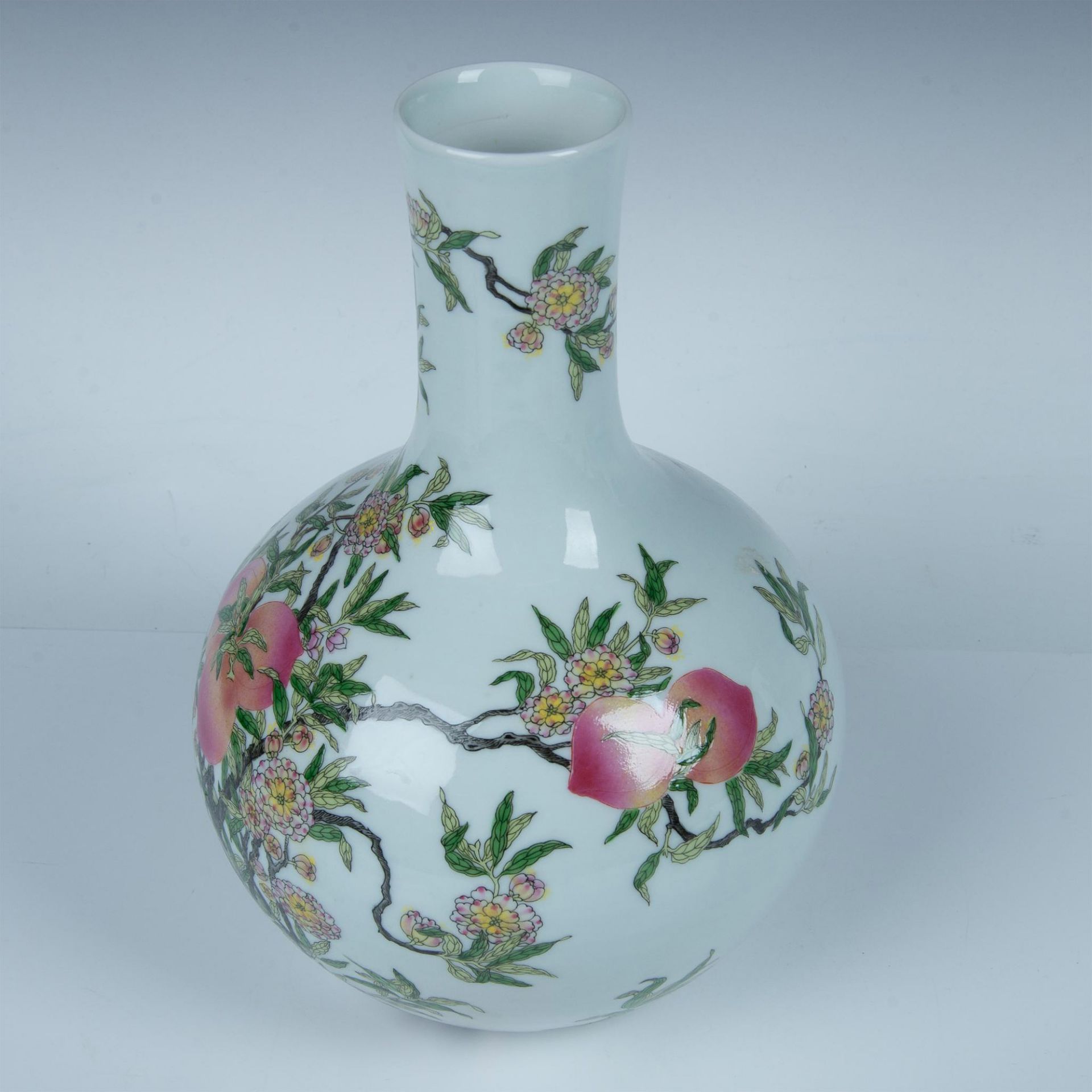 Chinese Porcelain Famille Rose Nine Peaches Bottle Vase - Bild 3 aus 8