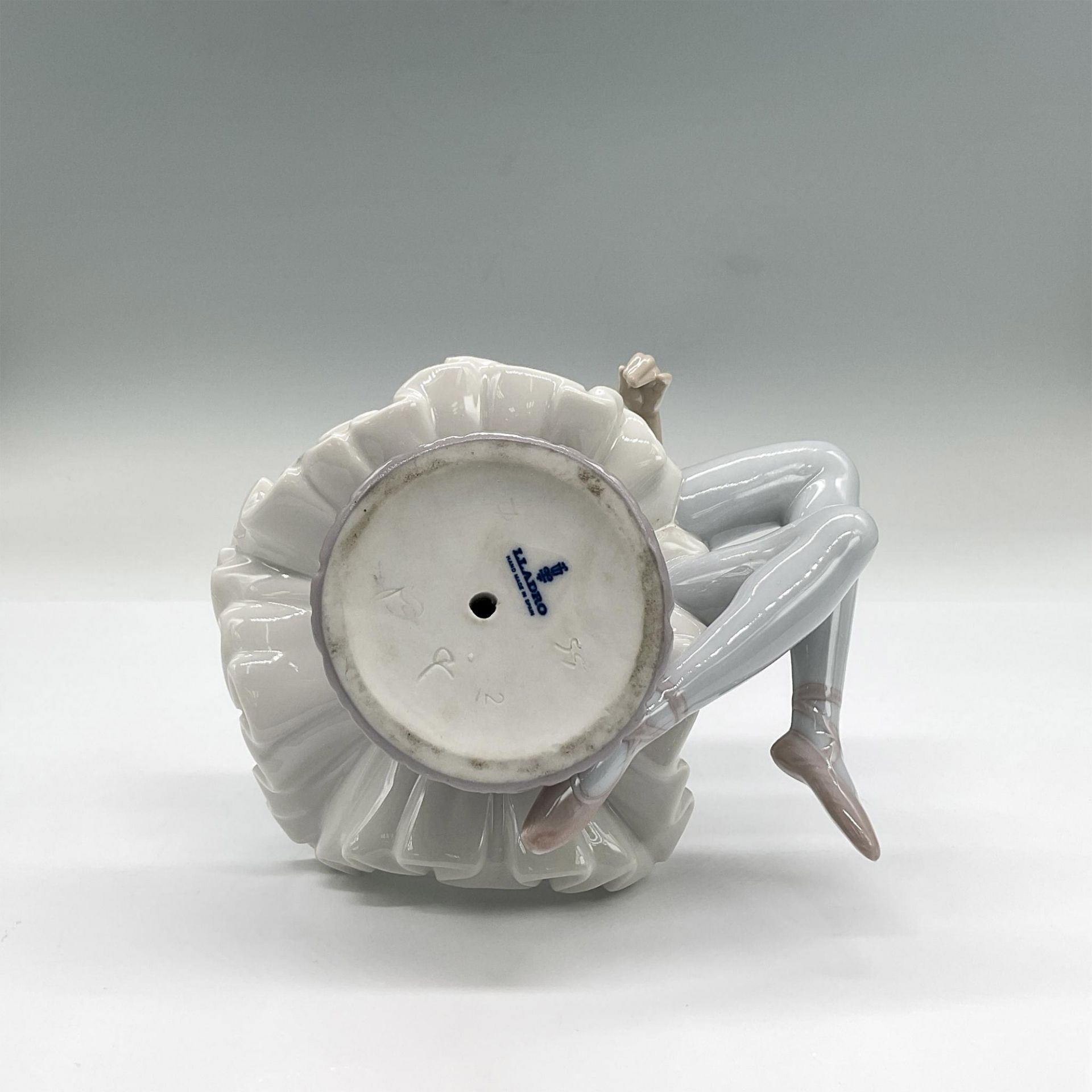 Lladro Porcelain Figurine, Julia 1001361 - Bild 3 aus 3