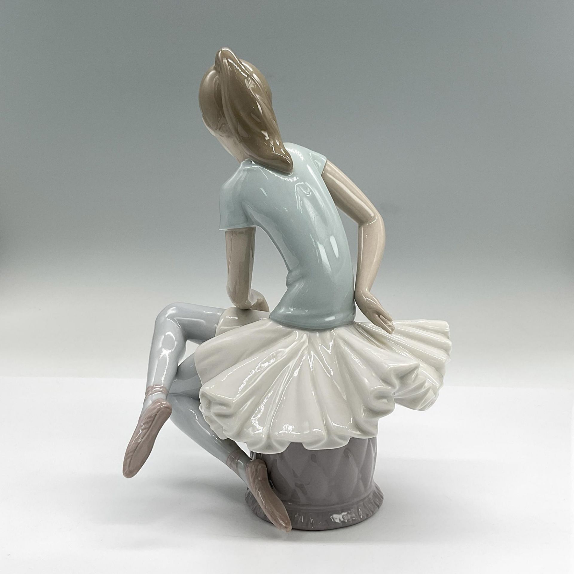Lladro Porcelain Figurine, Julia 1001361 - Bild 2 aus 3