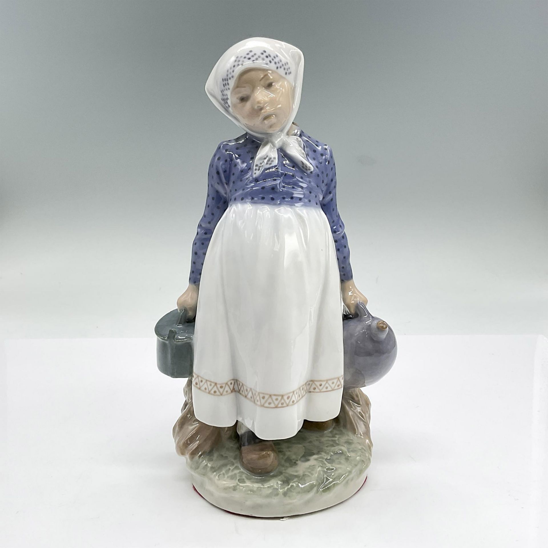 Royal Copenhagen Figurine, Peasant Girl 815
