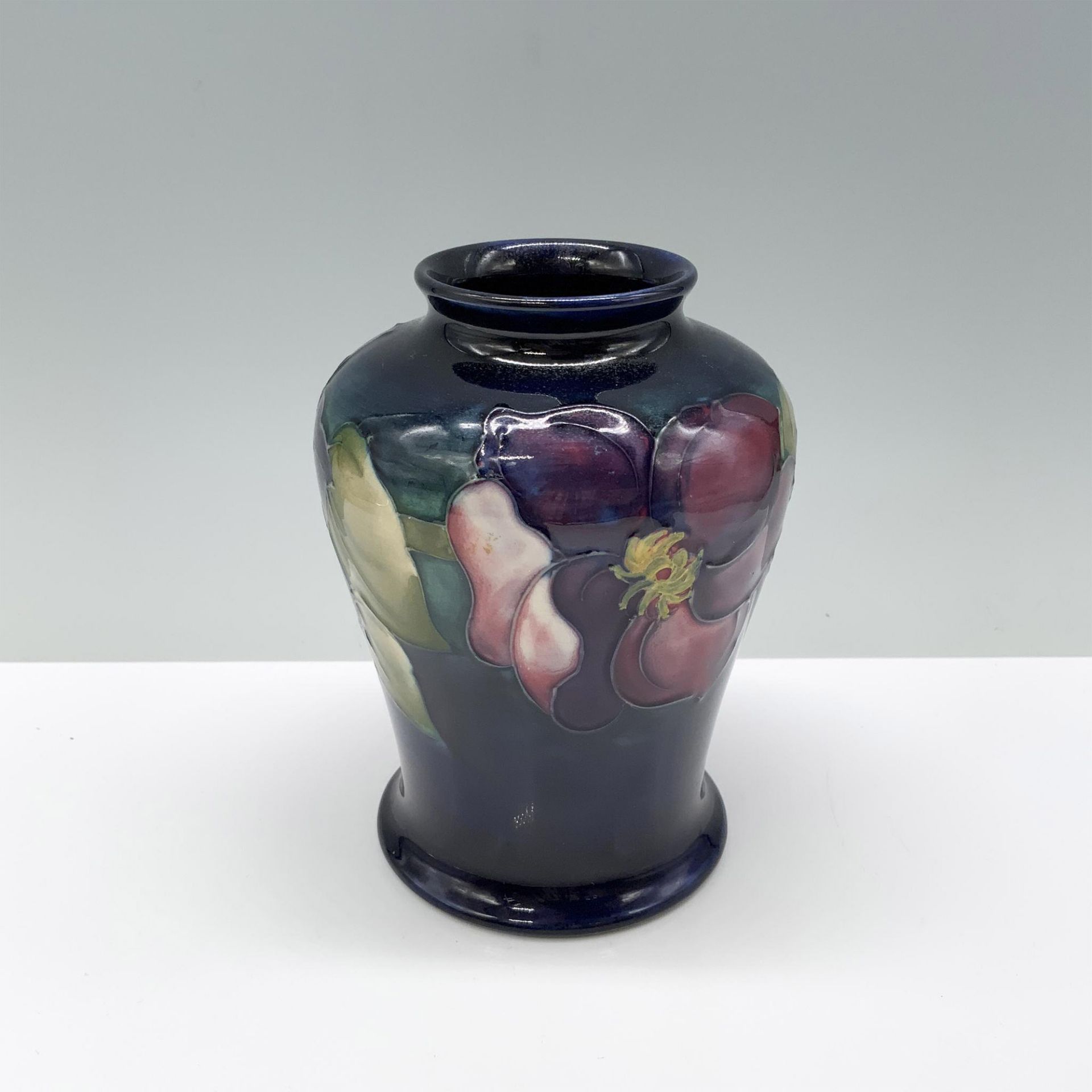 William Moorcroft Pottery Vase, Clematis - Bild 2 aus 4