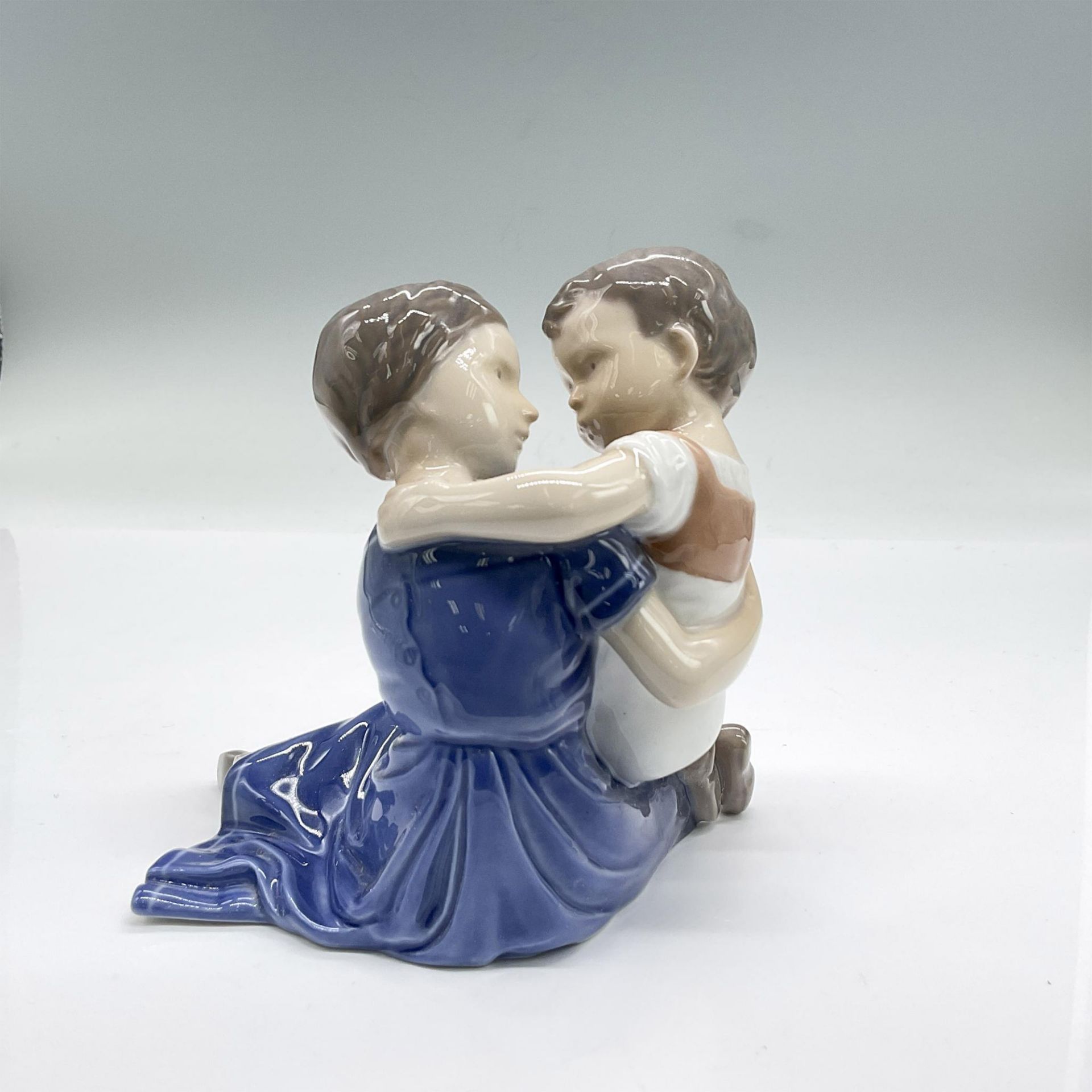 Bing & Grondahl Figurine, Children Hugging 1568 - Image 2 of 3