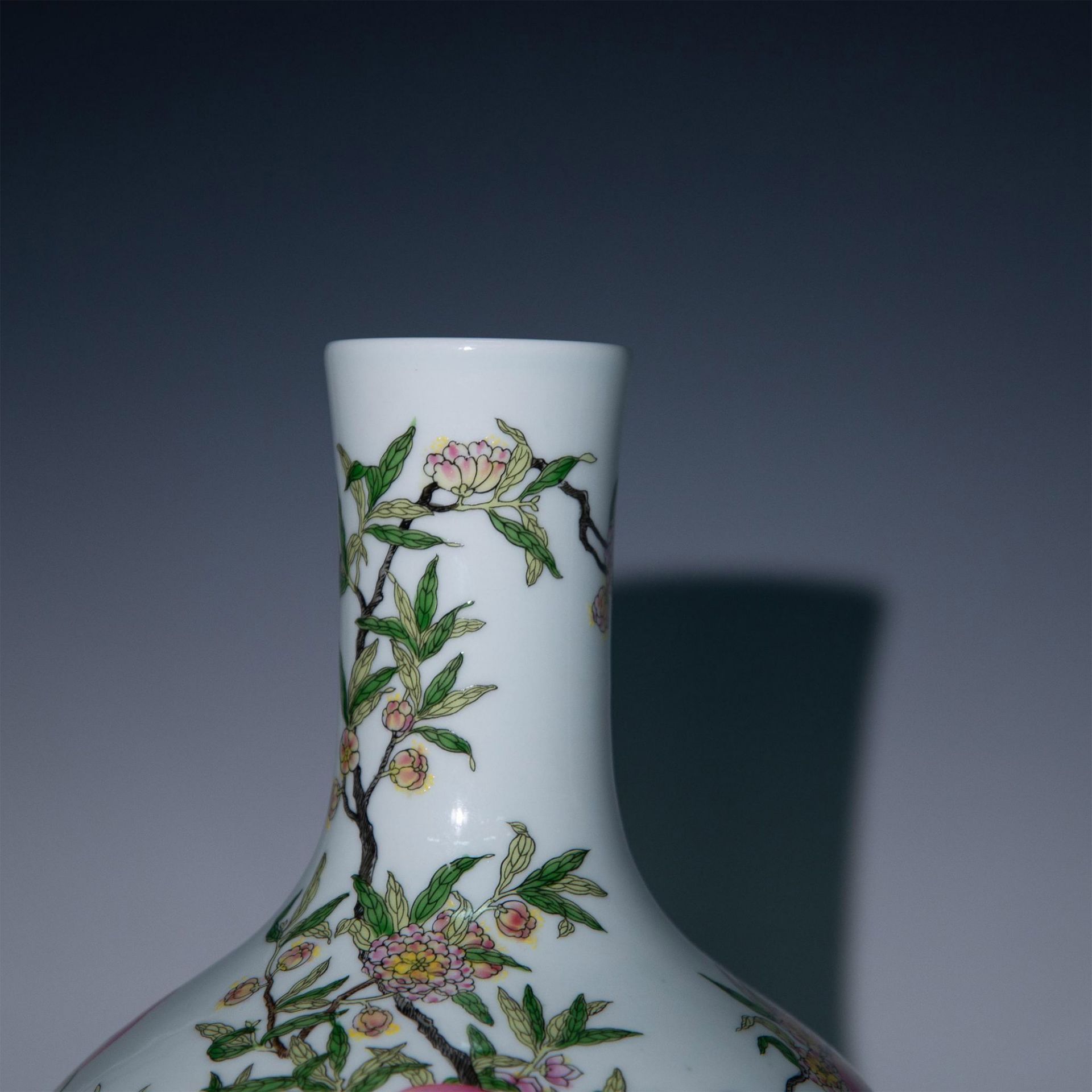Chinese Porcelain Famille Rose Nine Peaches Bottle Vase - Bild 6 aus 8