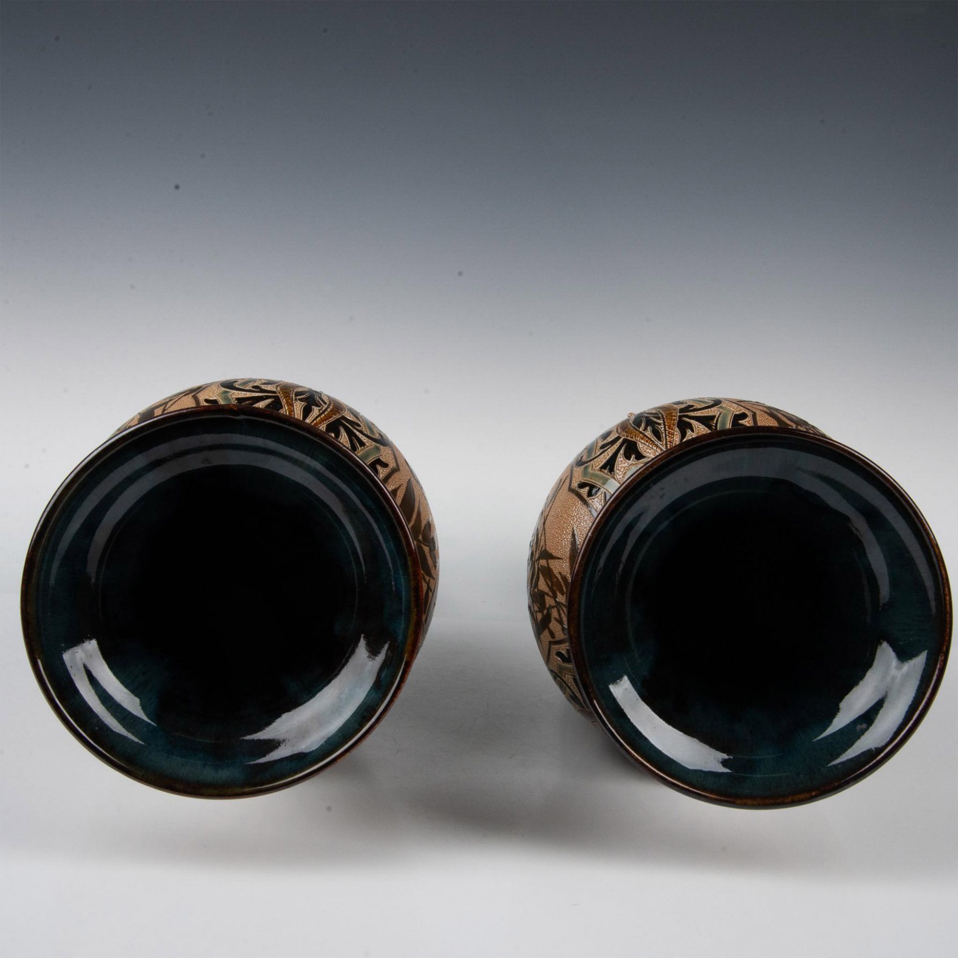 Pair of Doulton Lambeth Florence Barlow Stoneware Vases - Bild 3 aus 7