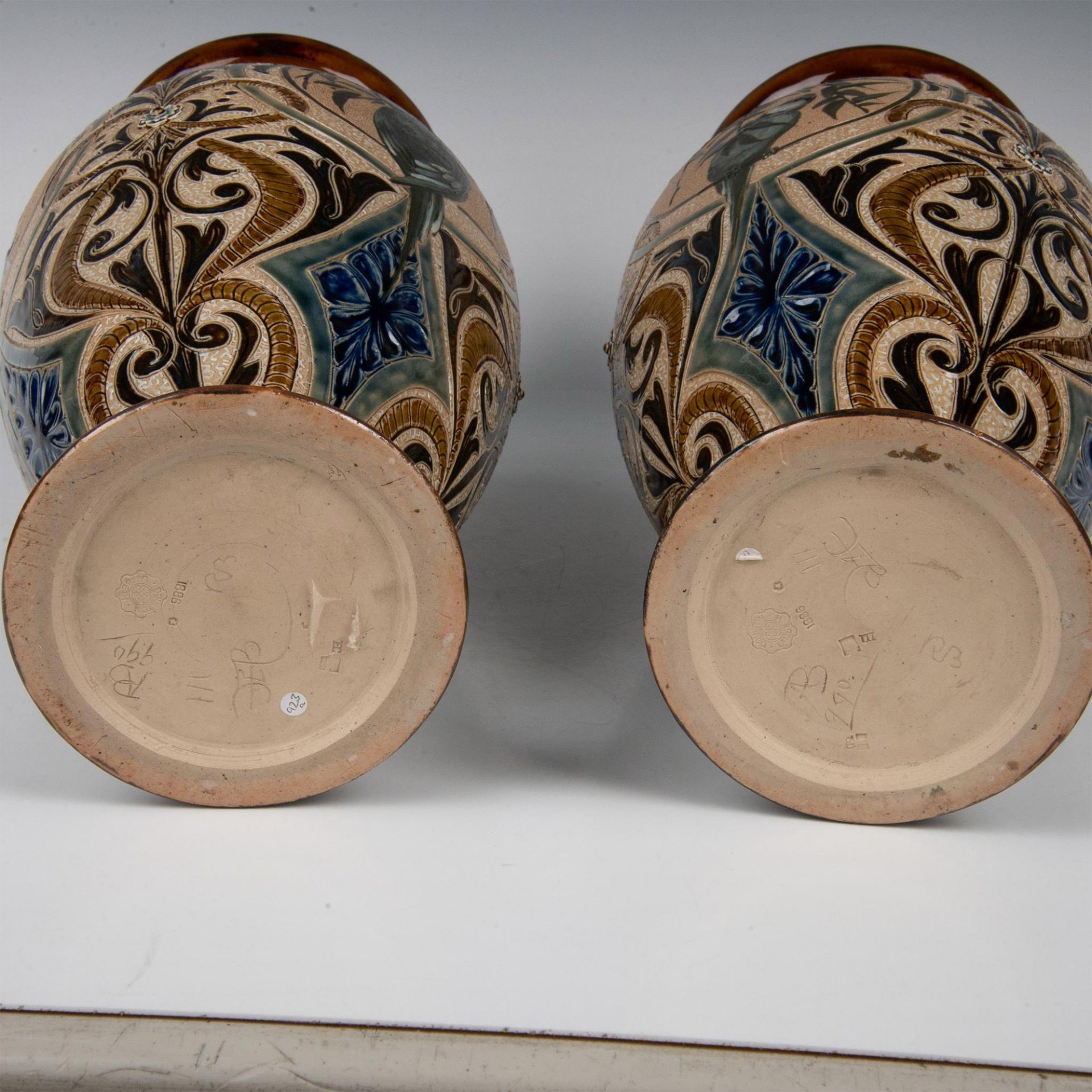 Pair of Doulton Lambeth Florence Barlow Stoneware Vases - Bild 4 aus 7