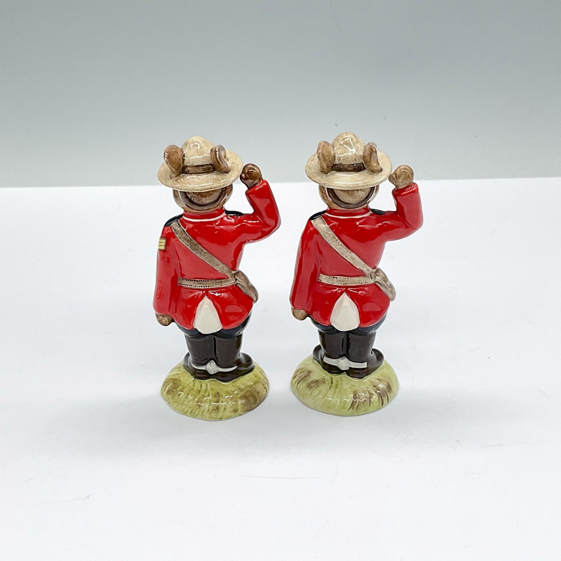 2pc Royal Doulton Bunnykins Figurines, Mountie DB136/135 - Bild 2 aus 3