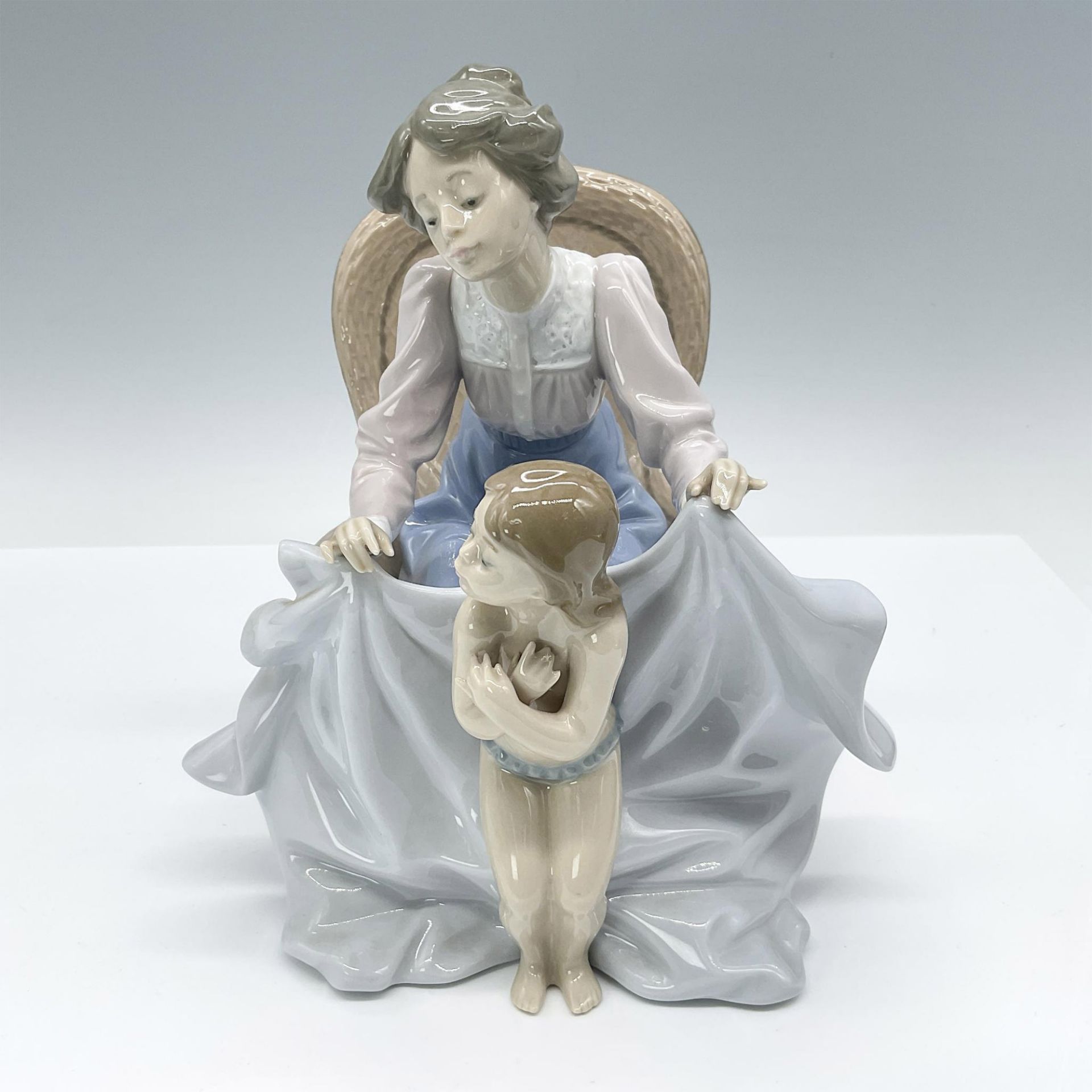 Mommy It's Cold 1005715 - Lladro Porcelain Figurine