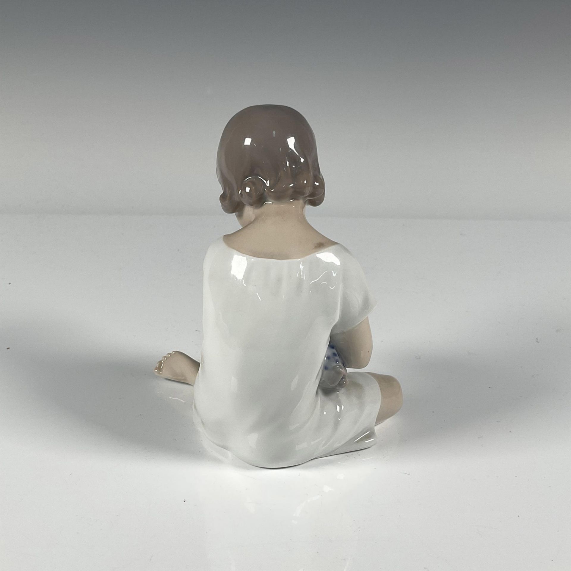 Royal Copenhagen Porcelain Figurine, Girl With Doll - Bild 2 aus 3