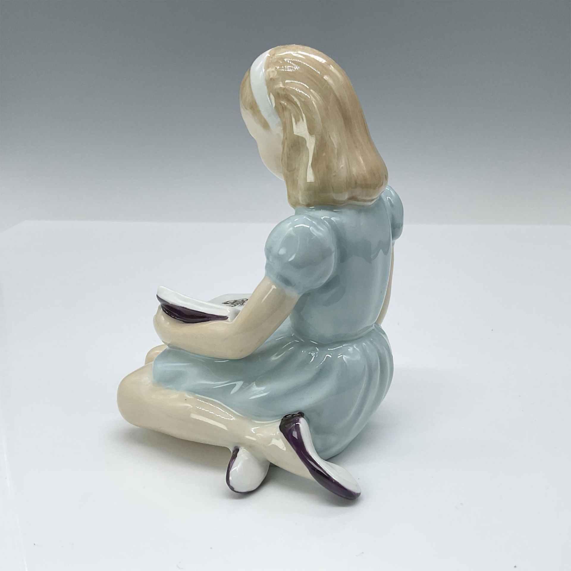 Alice - HN2158 - Royal Doulton Figurine - Bild 2 aus 3