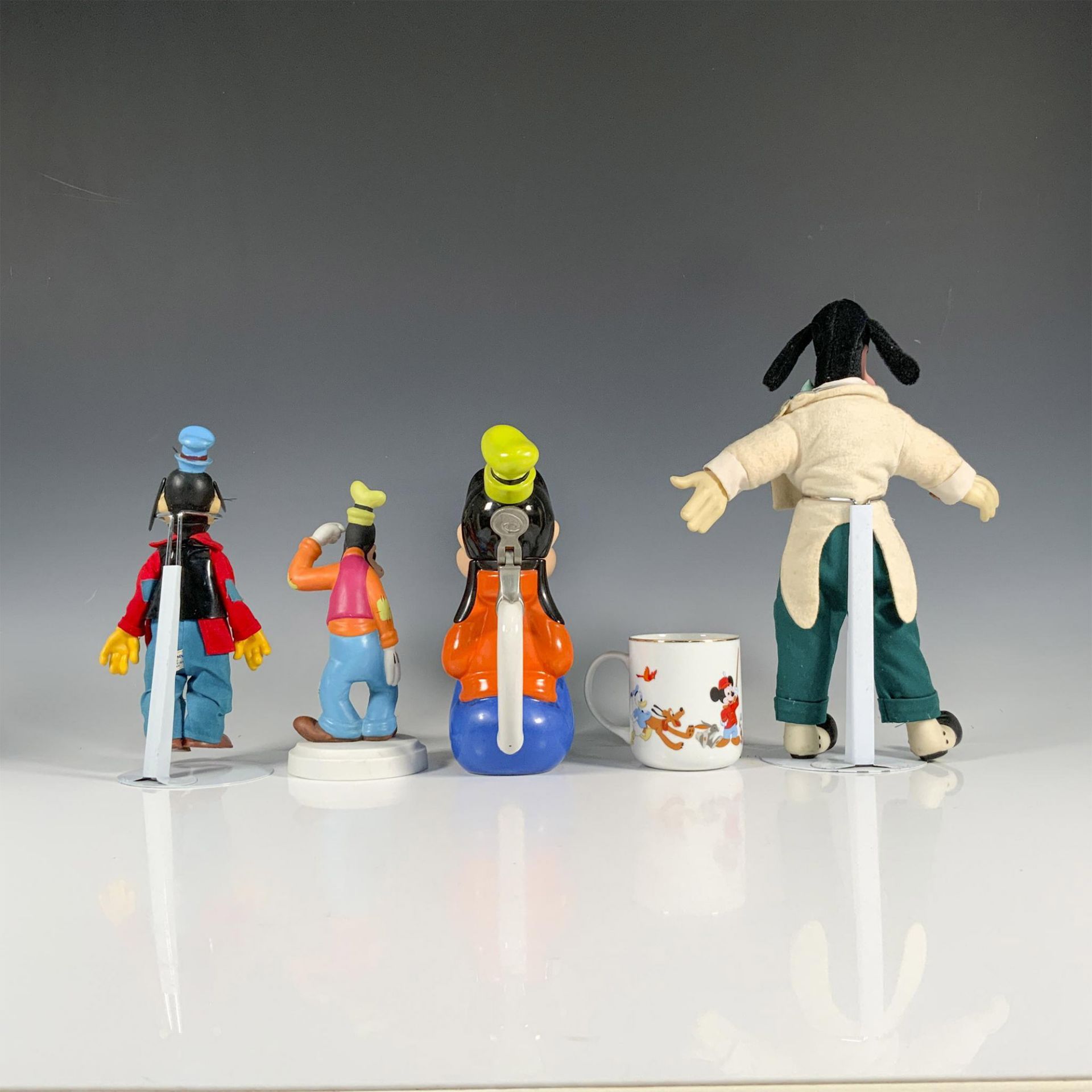 5pc Goofy Themed Disney Figurine, Dolls, and Mugs - Bild 2 aus 3