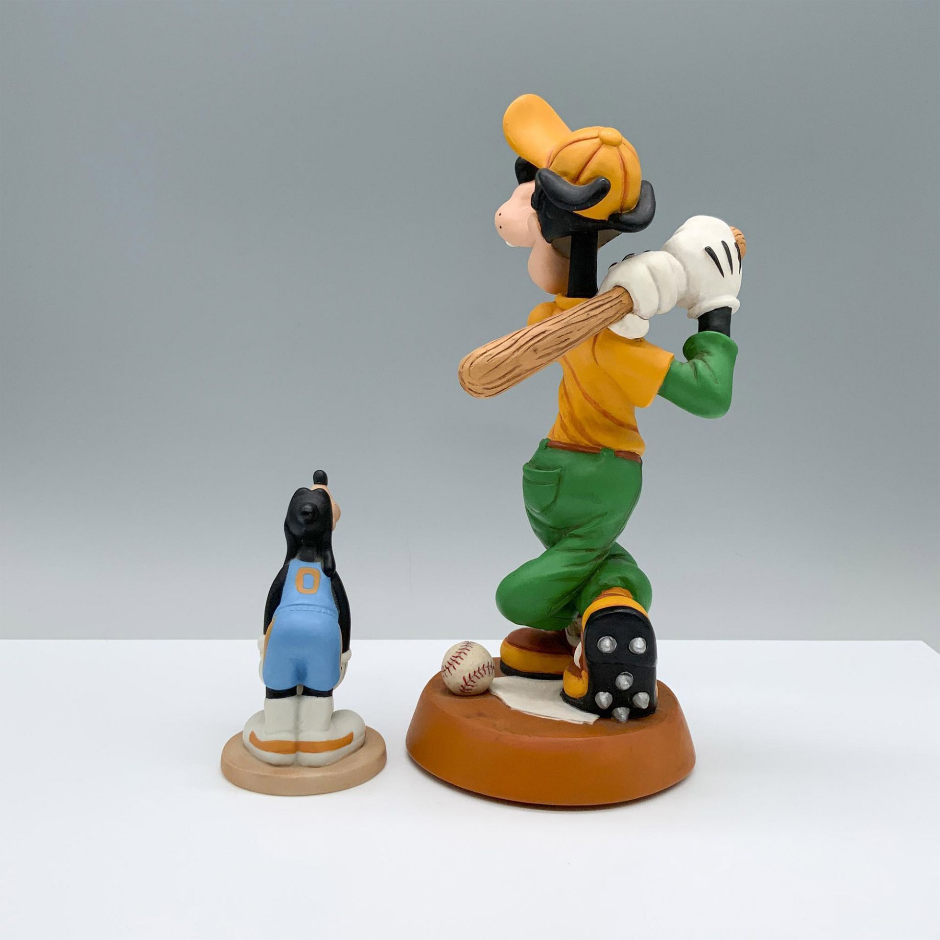 2pc Disney Goofy Sports Themed Bobblehead and Figurine - Bild 2 aus 3