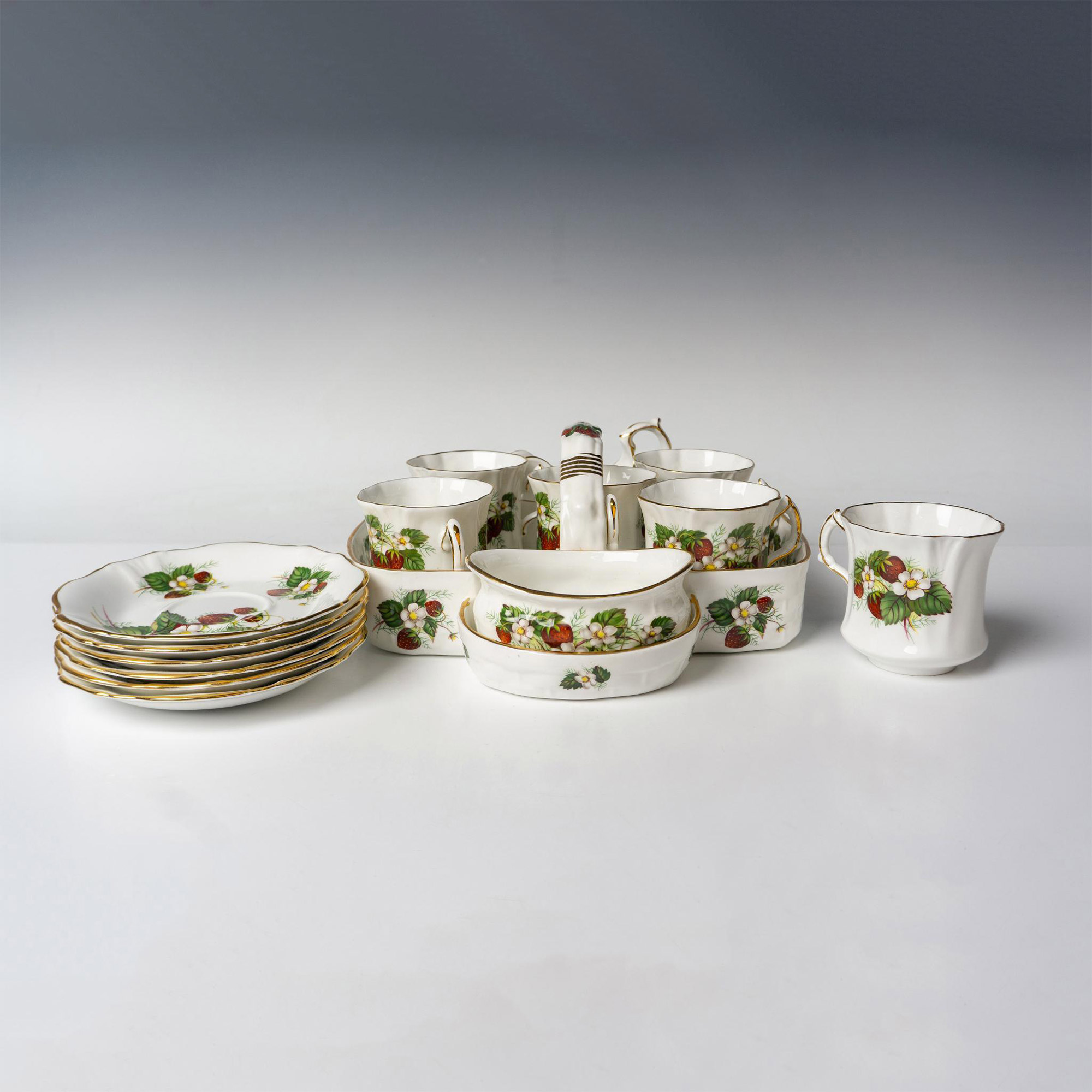 15pc Hammersley Bone China Basket Server, Strawberry Ripe - Image 3 of 4