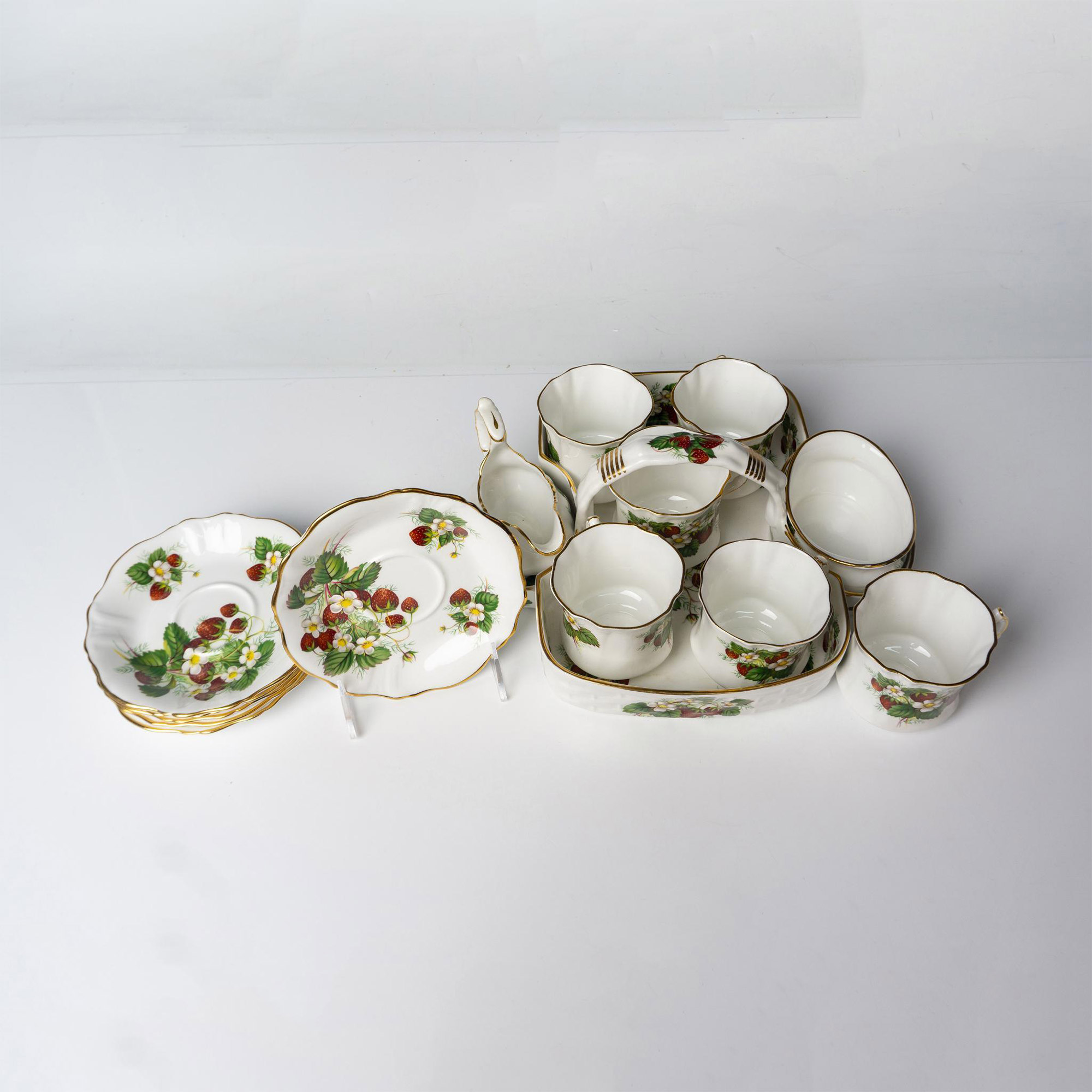 15pc Hammersley Bone China Basket Server, Strawberry Ripe - Image 2 of 4