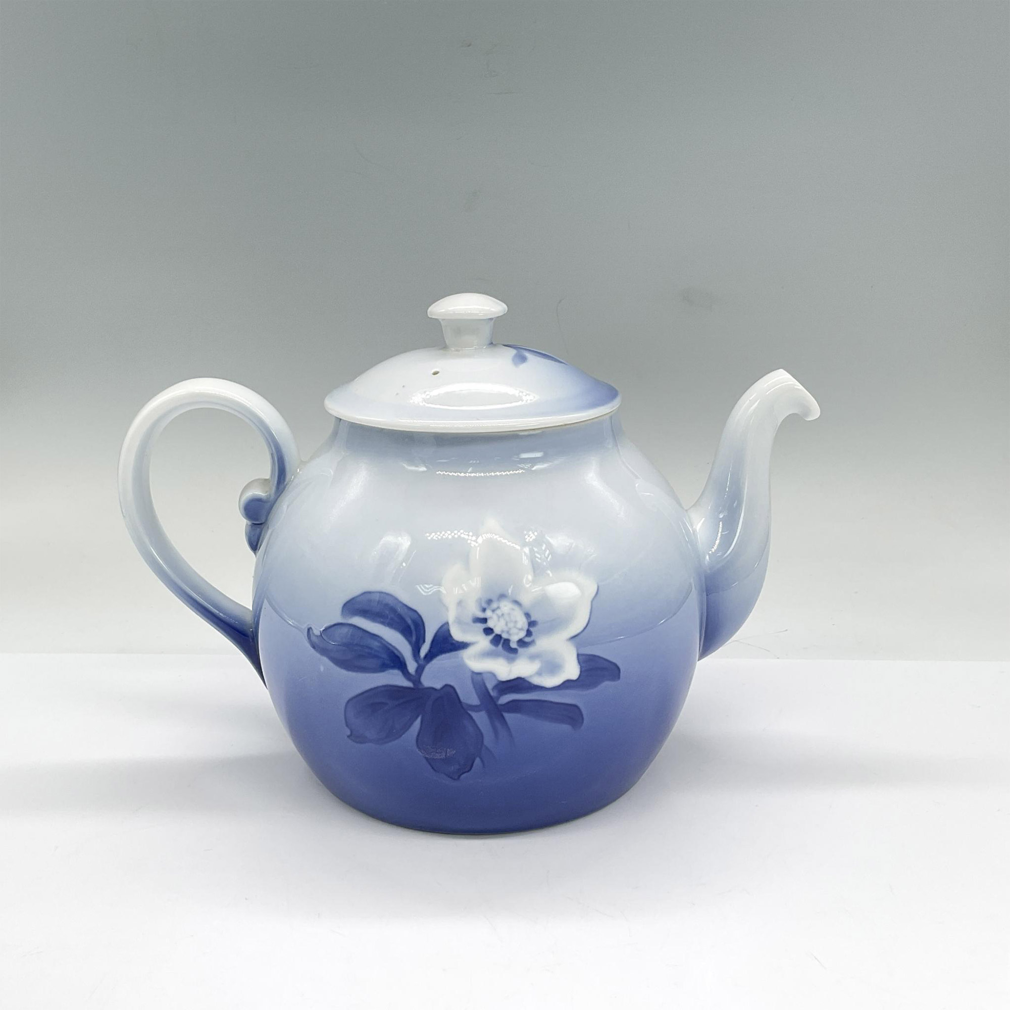 3pc Bing & Grondahl Teapot/Coffee Pot/Tray, Christmas Rose - Image 3 of 9