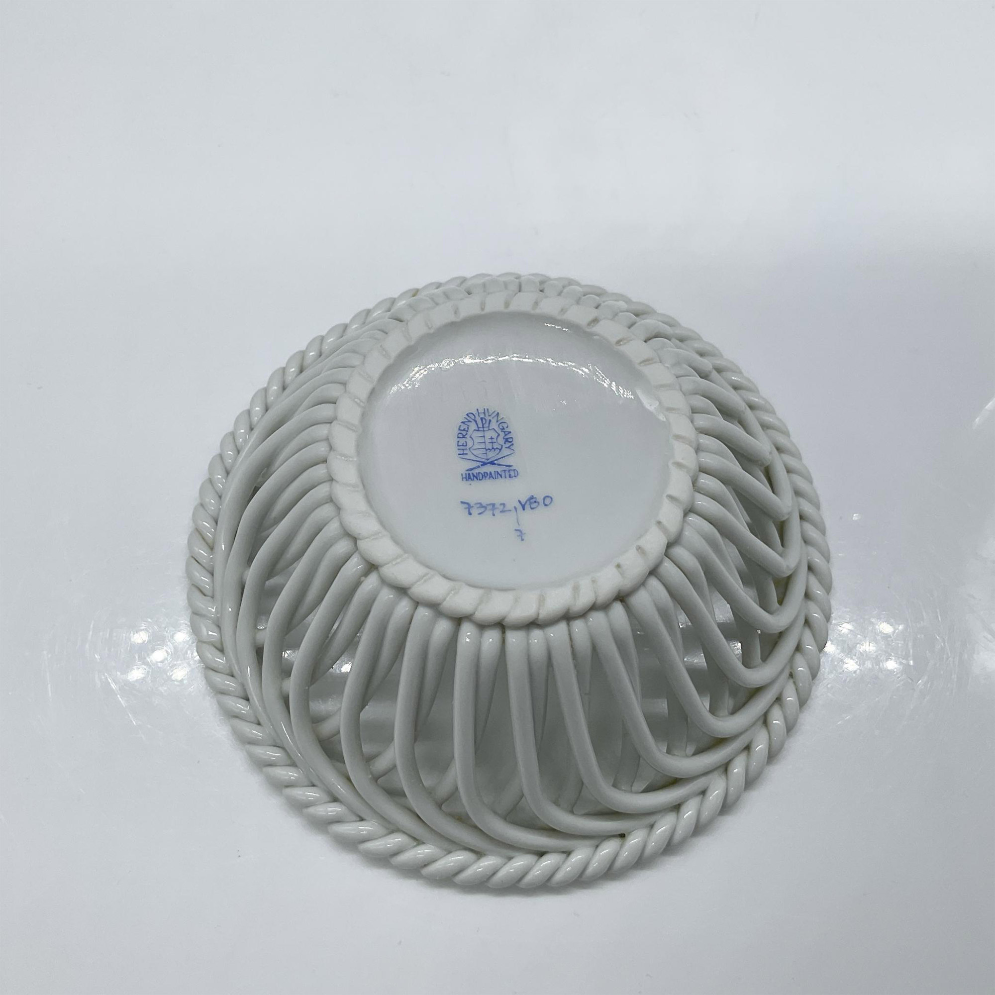 Herend Porcelain Braided Basket, Queen Victoria 7372/VBO - Image 3 of 3