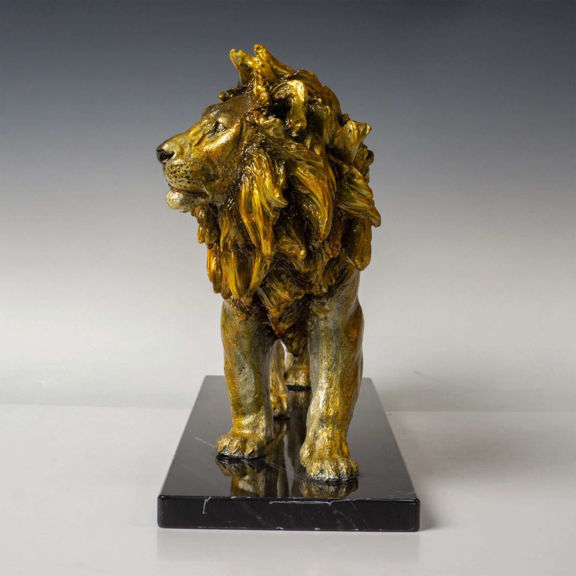 Large Metal Lion Sculpture on Marble Base - Bild 2 aus 4