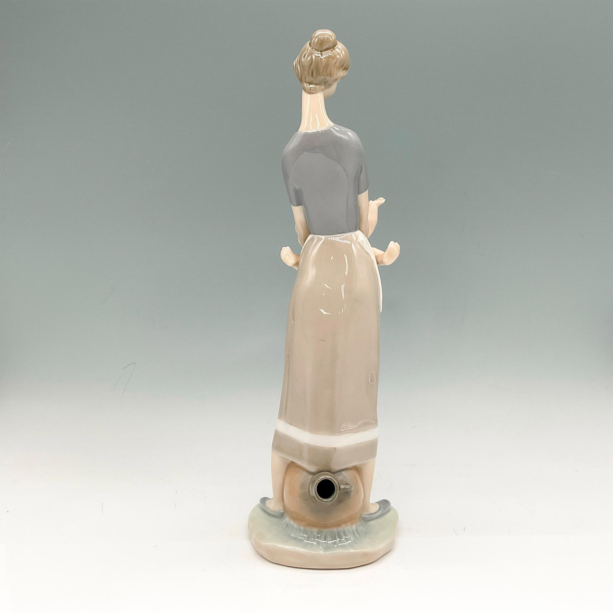 Mother and Child 1004575 - Lladro Porcelain Figurine - Image 2 of 3