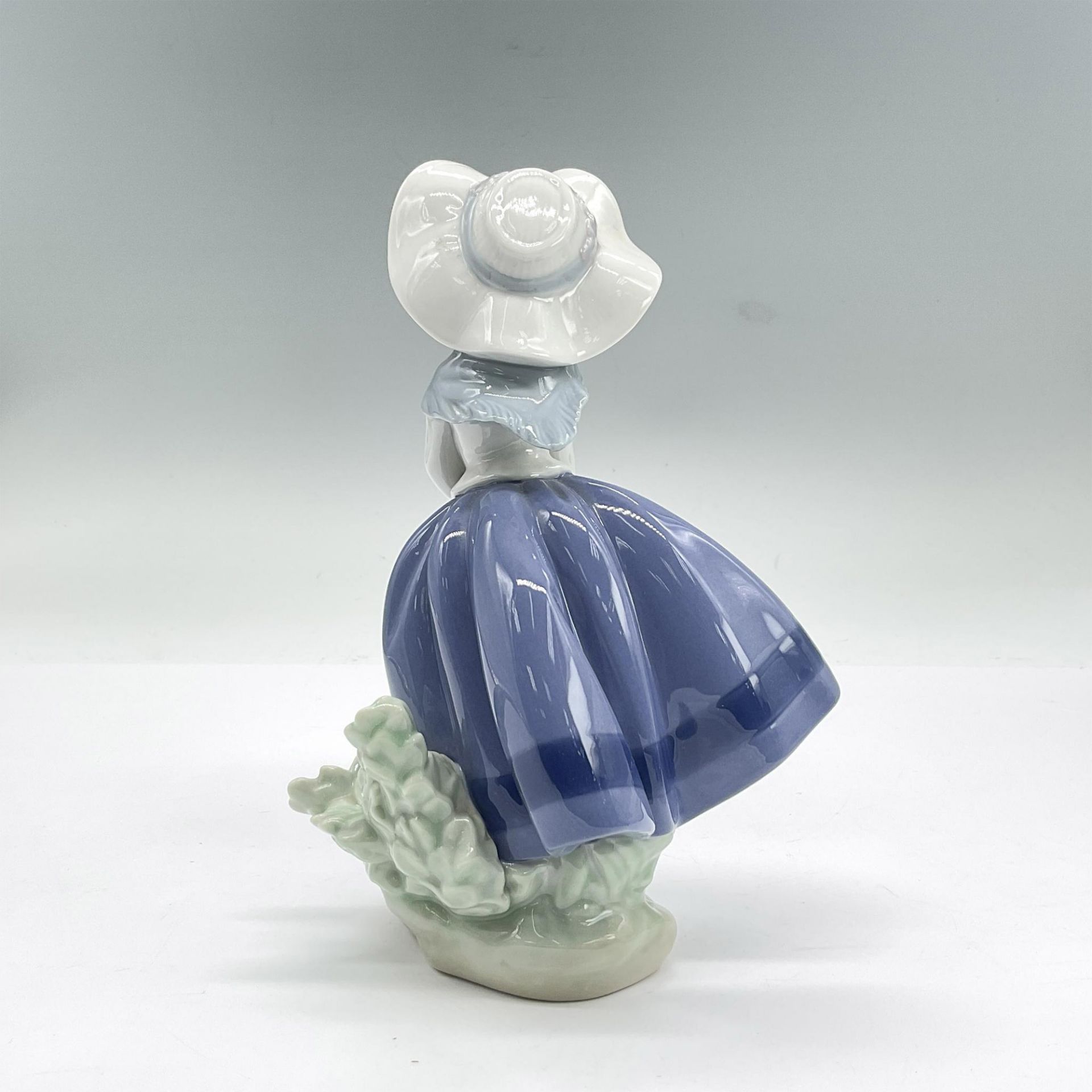 Pretty Pickings 1005222 - Lladro Porcelain Figurine - Image 2 of 4