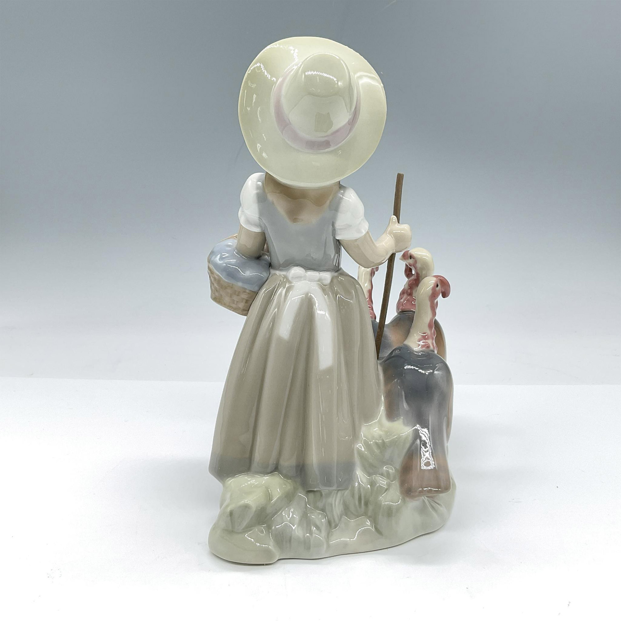 Girl with Turkeys 1001918 - Lladro Porcelain Figurine - Image 2 of 3