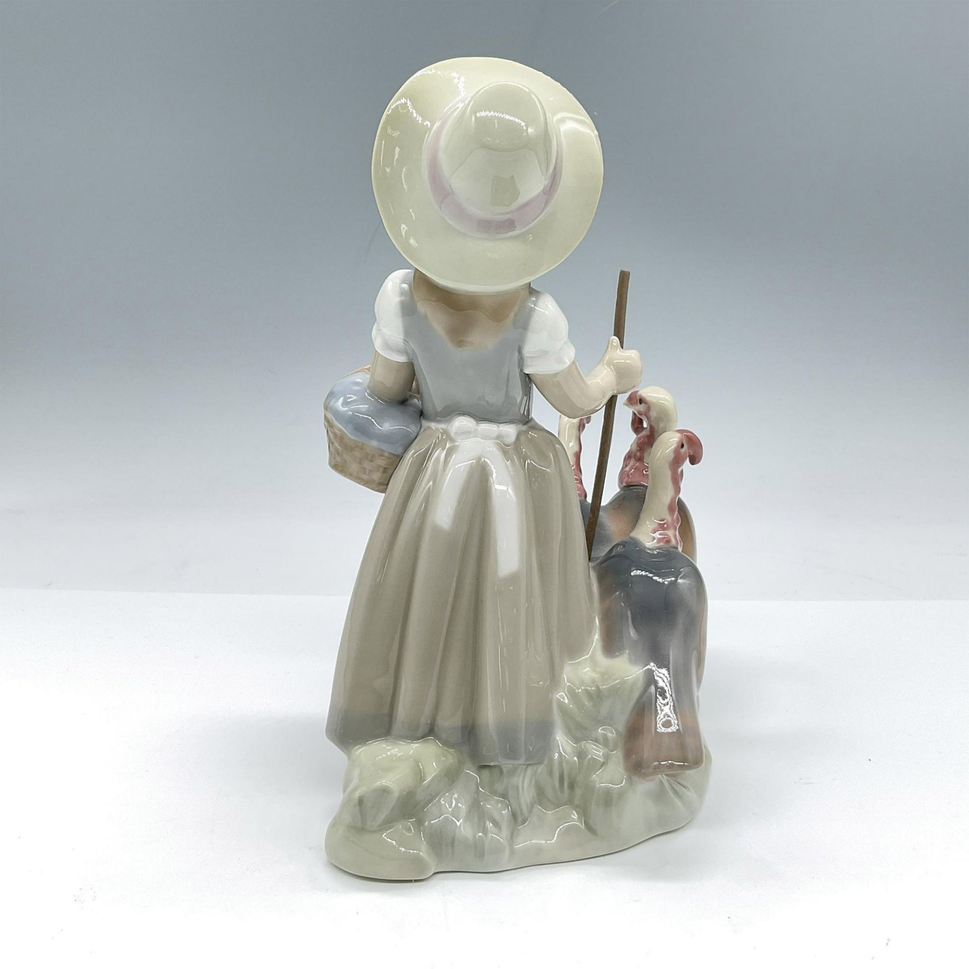 Girl with Turkeys 1001918 - Lladro Porcelain Figurine - Bild 2 aus 3