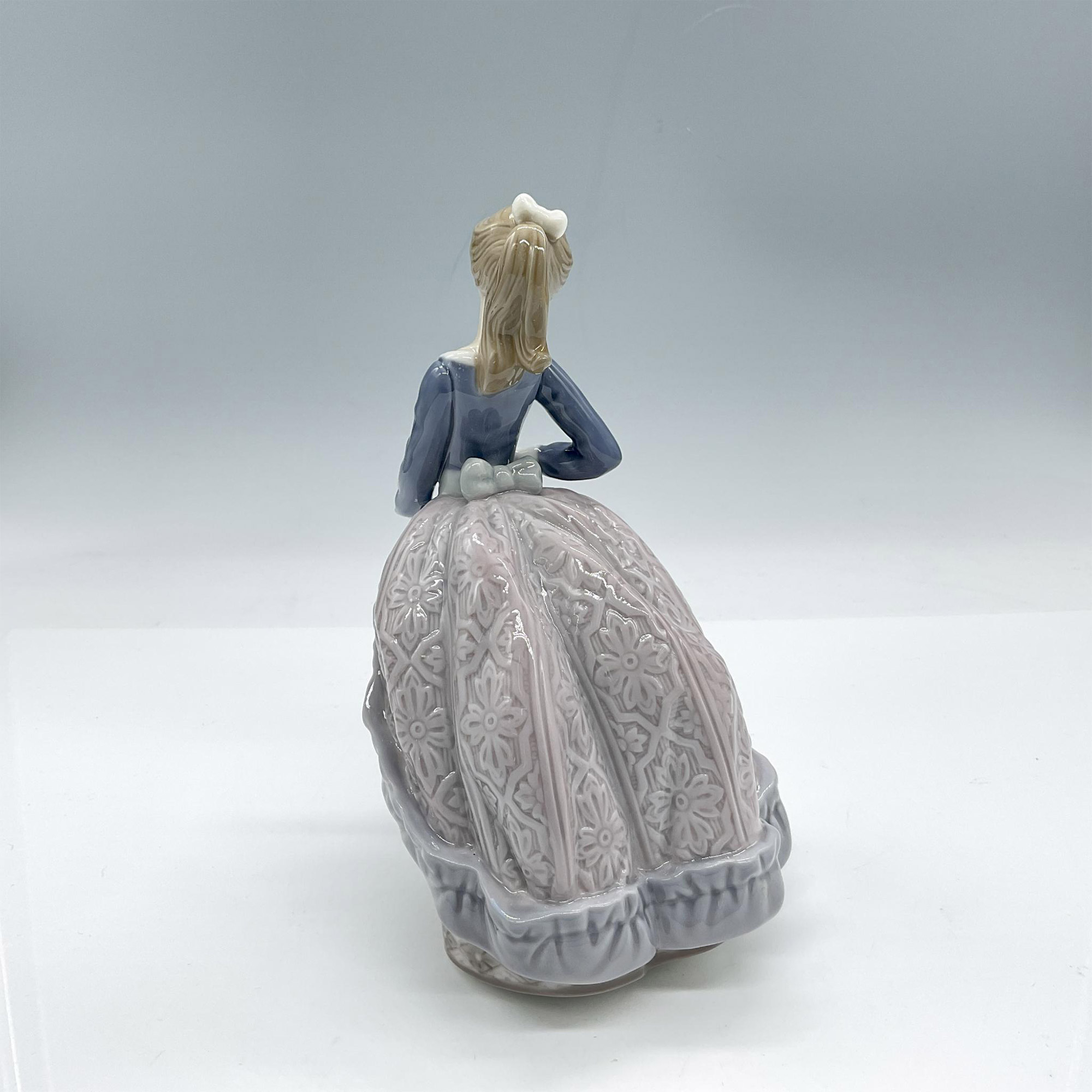 Evita 1005212 - Lladro Porcelain Figurine - Image 2 of 3