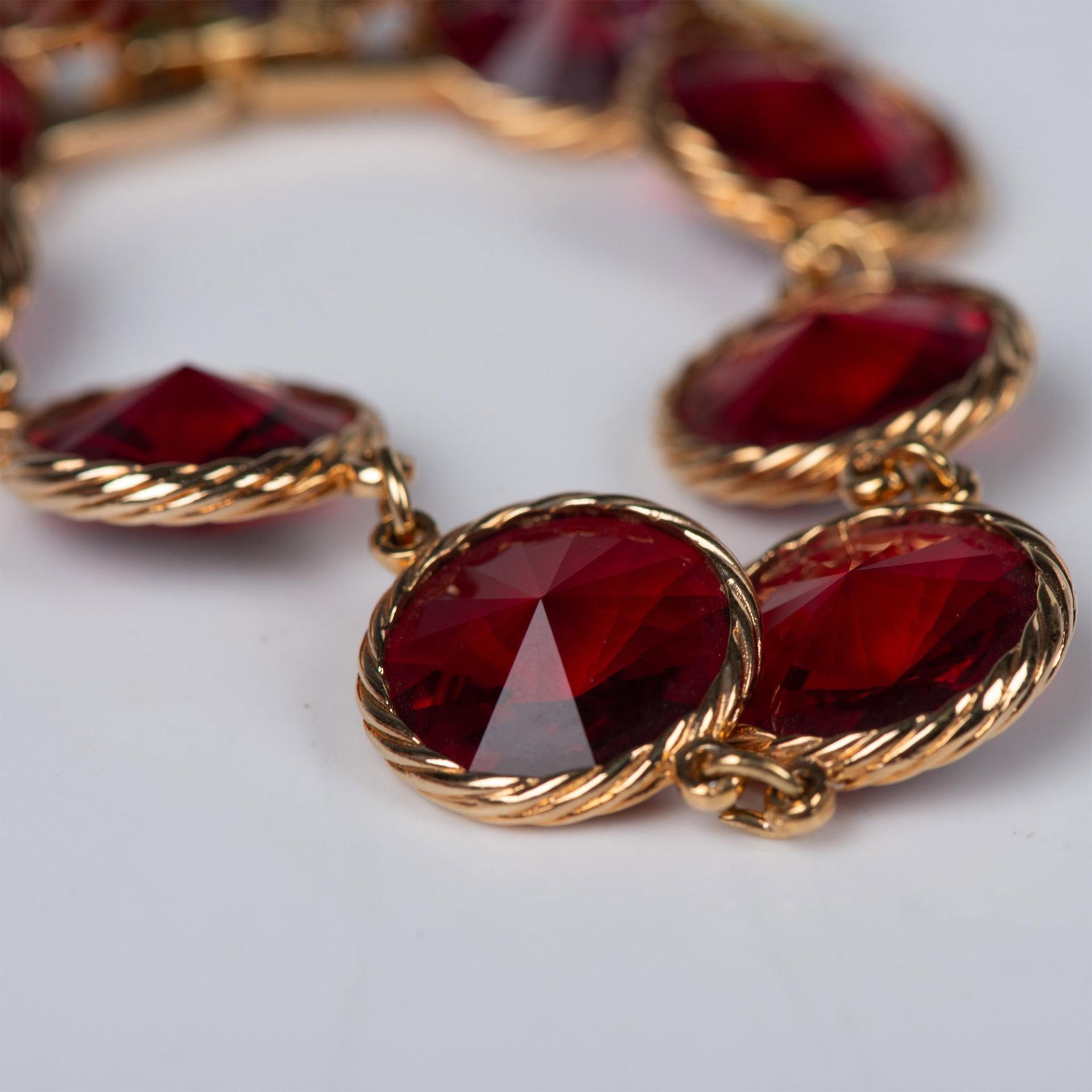 3pc Swarovski Gold Tone & Red Stone Bracelet and Earrings - Bild 4 aus 5