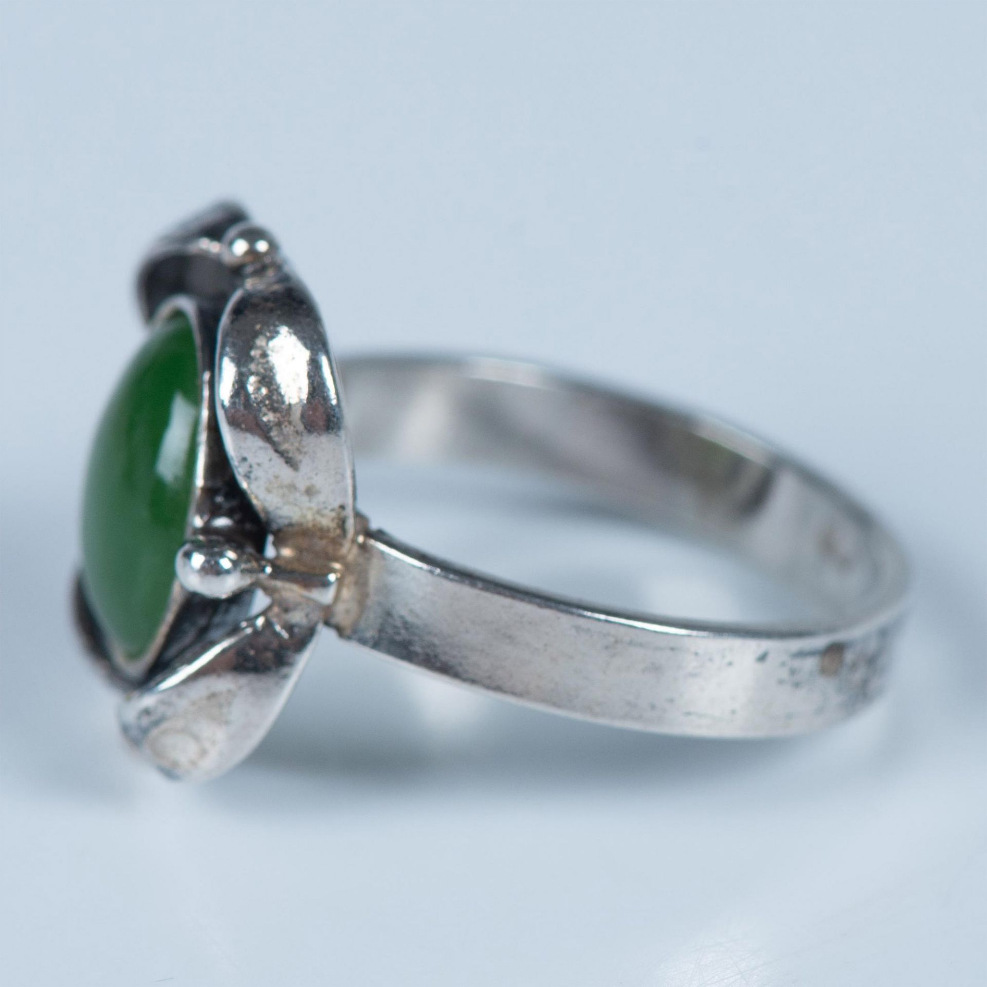 Native American Sterling Silver & Green Stone Ring - Image 2 of 5