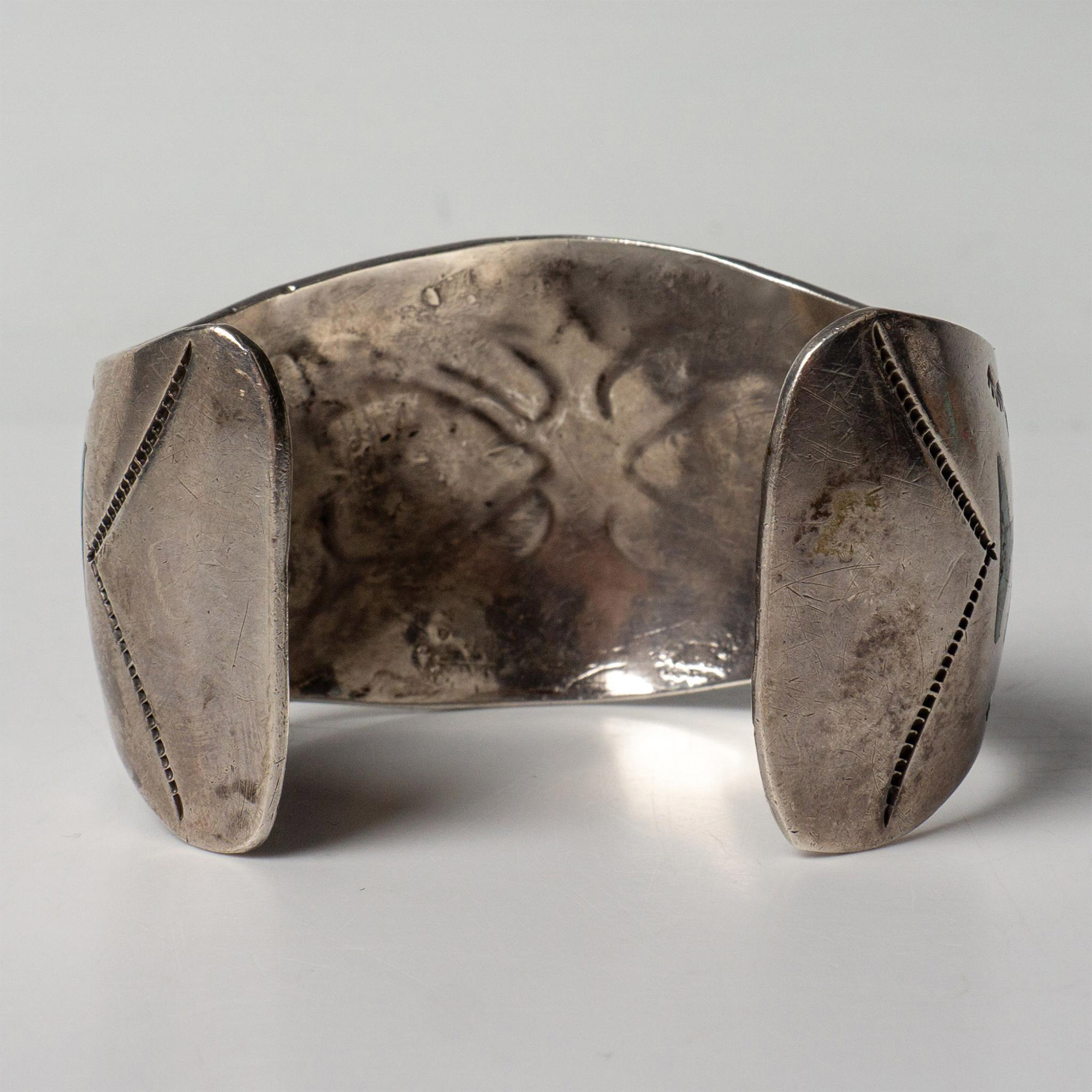 Native American Silver & Turquoise Chip Inlay Cuff Bracelet - Image 6 of 6