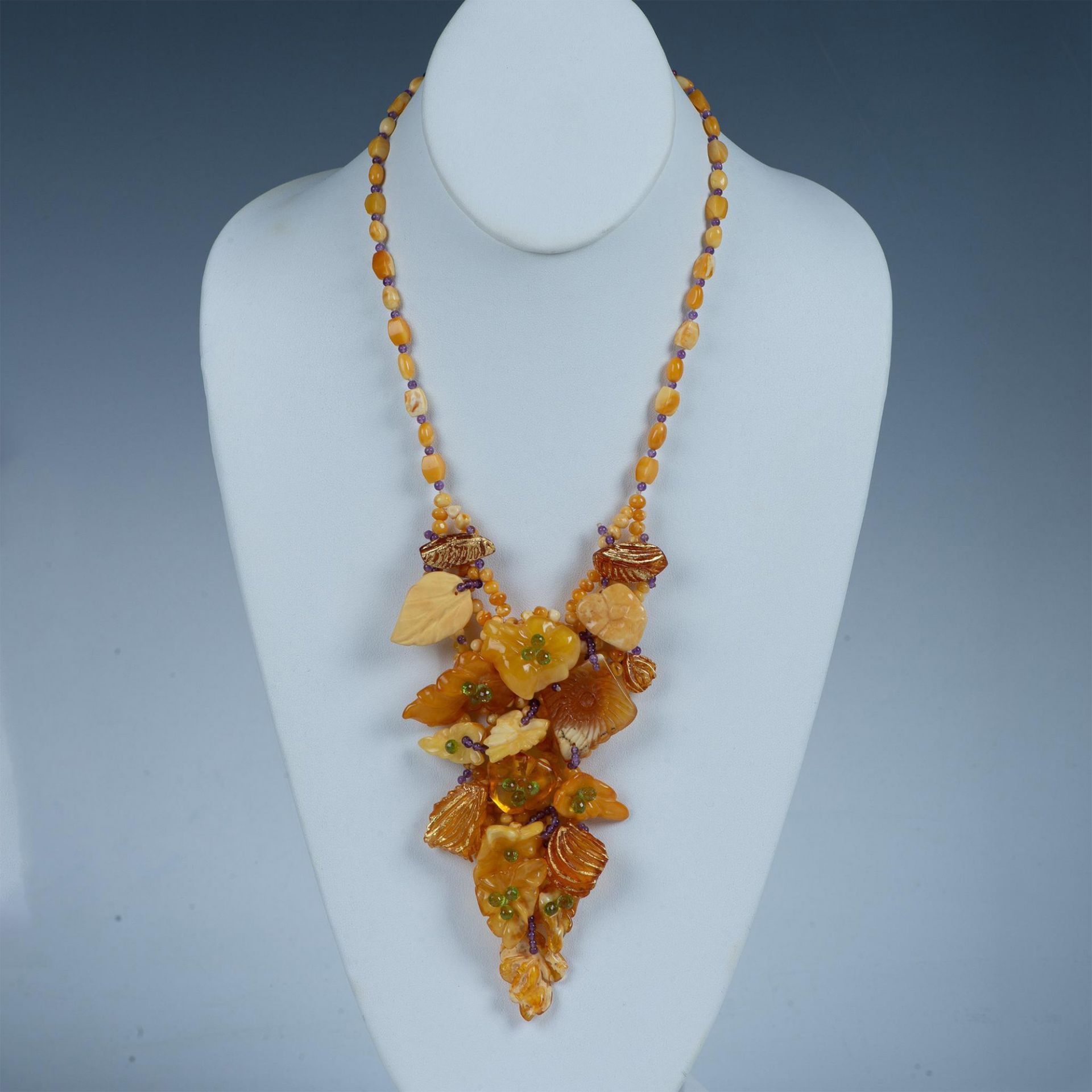 3pc Bakelite & Lucite Floral Necklace & Hoop Earrings - Image 6 of 8