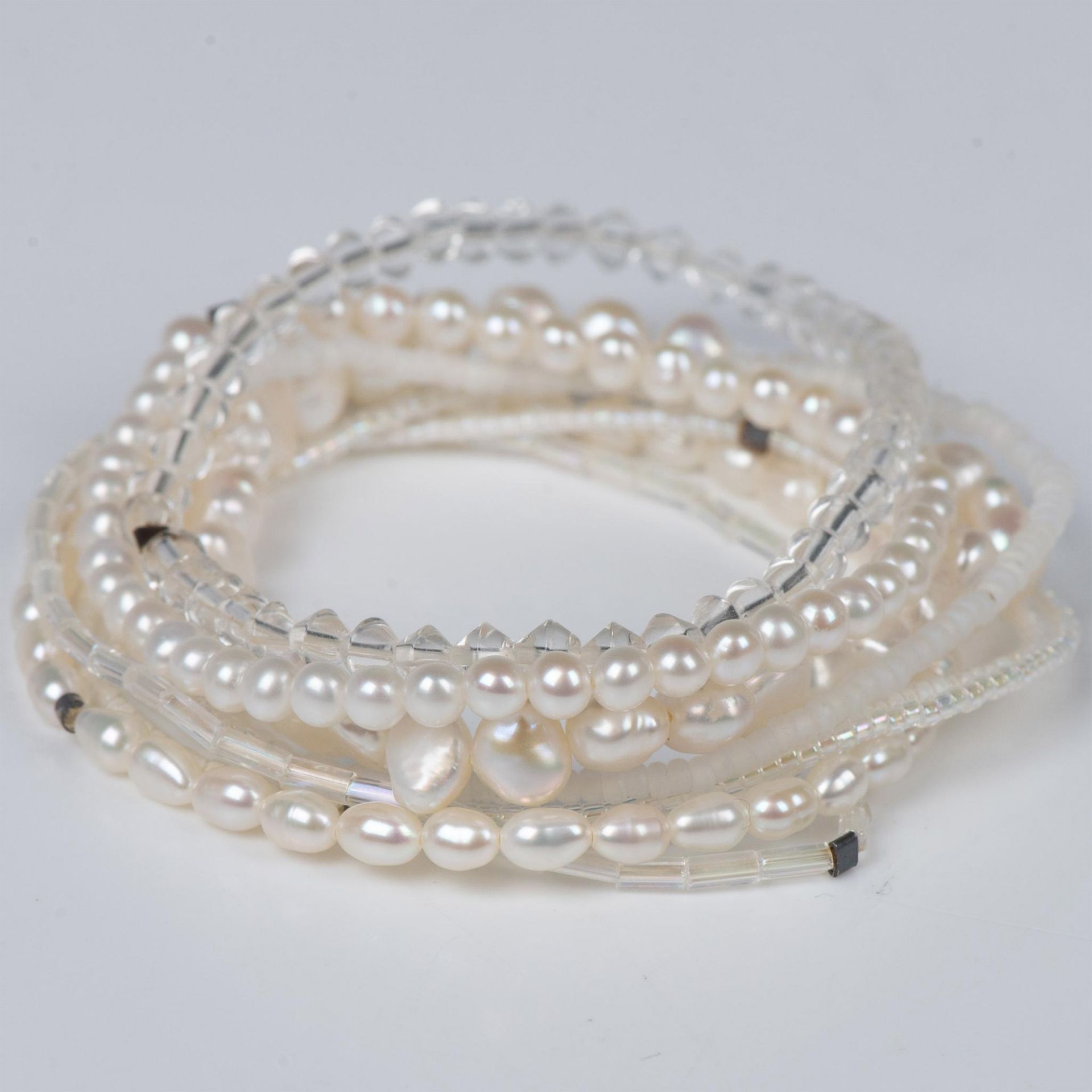8pc Beautiful Set of White Baroque Pearl and Bead Bracelets - Bild 3 aus 4