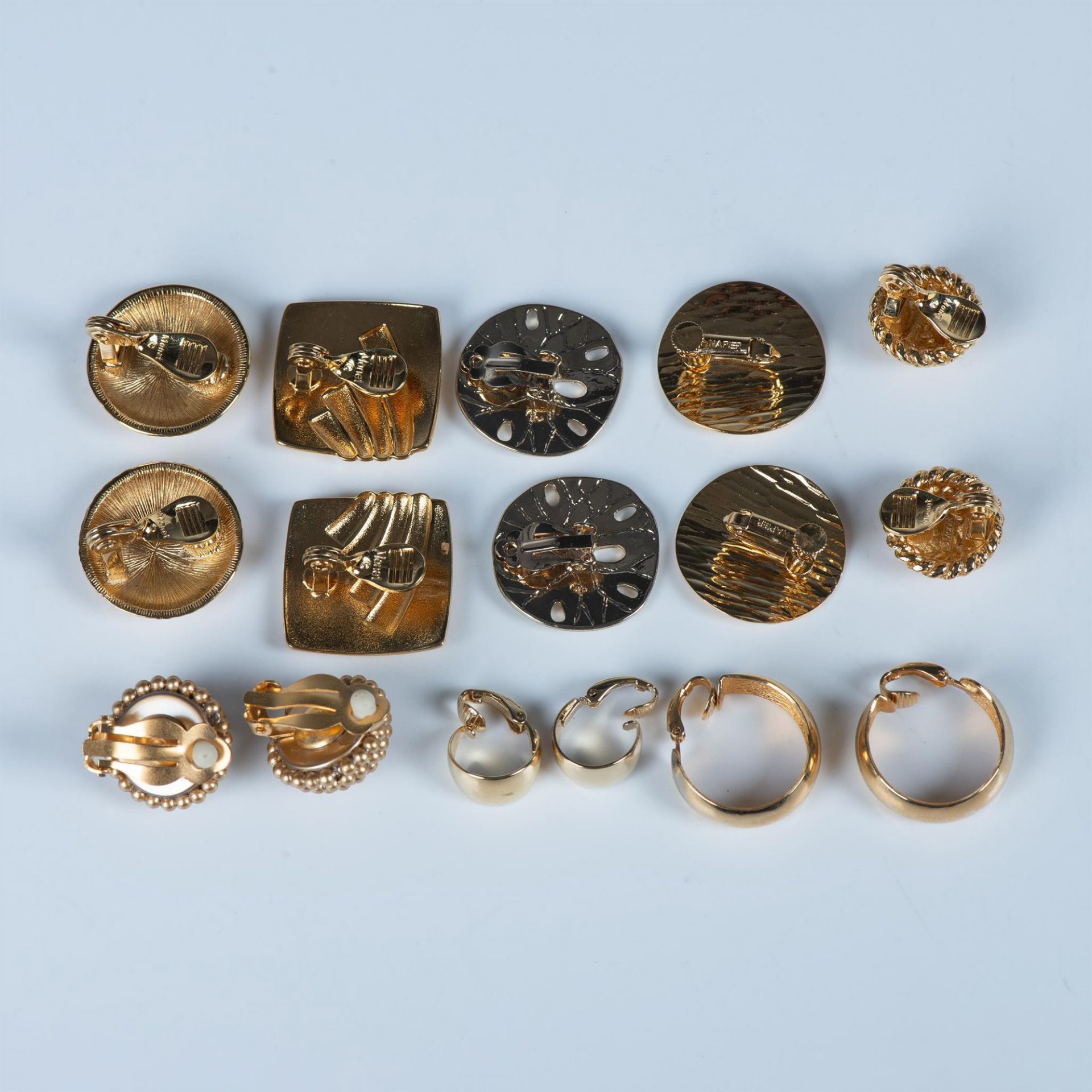 8 Pairs of Fun Gold Metal Clip-On Earrings - Bild 2 aus 10