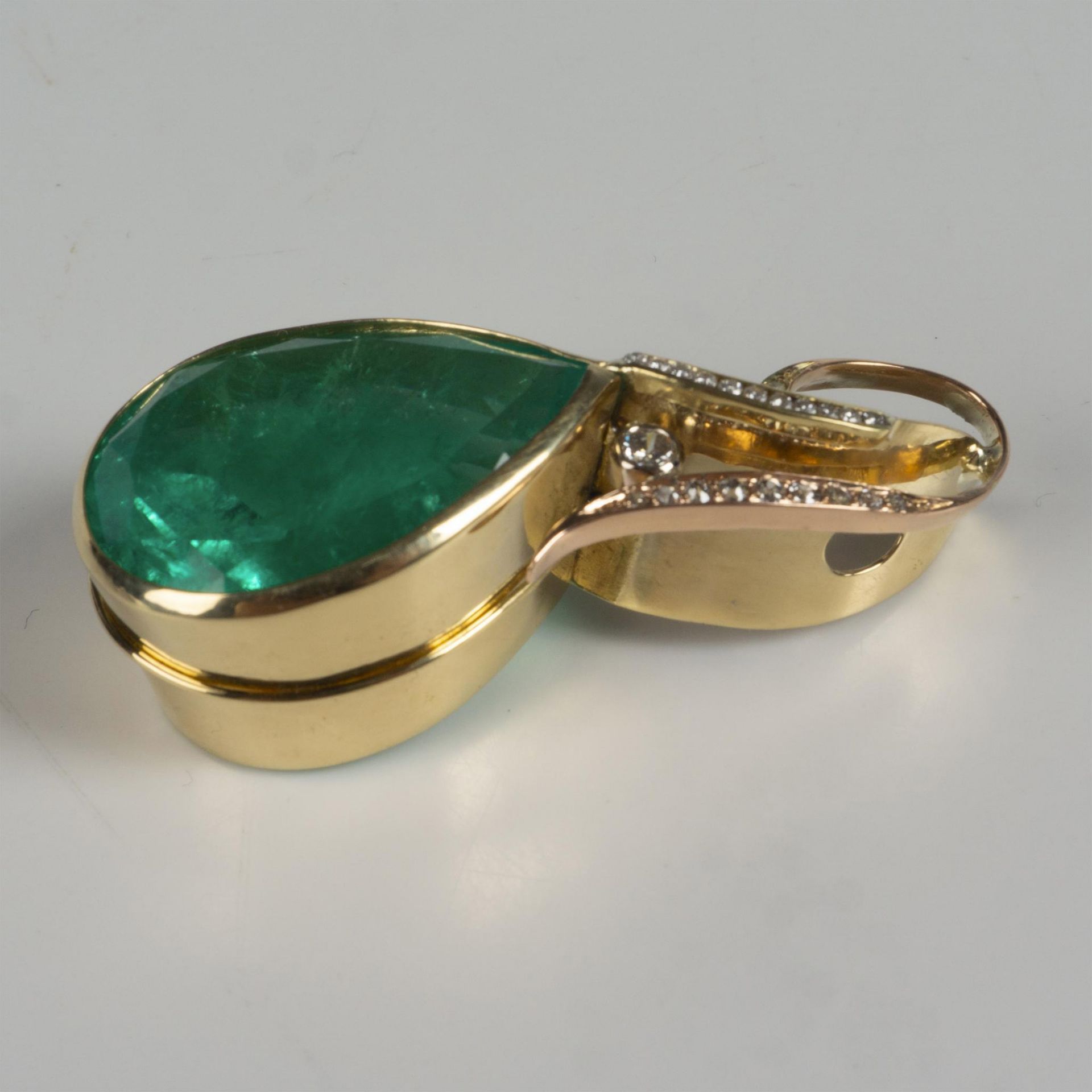 Exquisite 18K Gold, Diamond & 42ct Colombian Emerald Pendant - Image 2 of 6