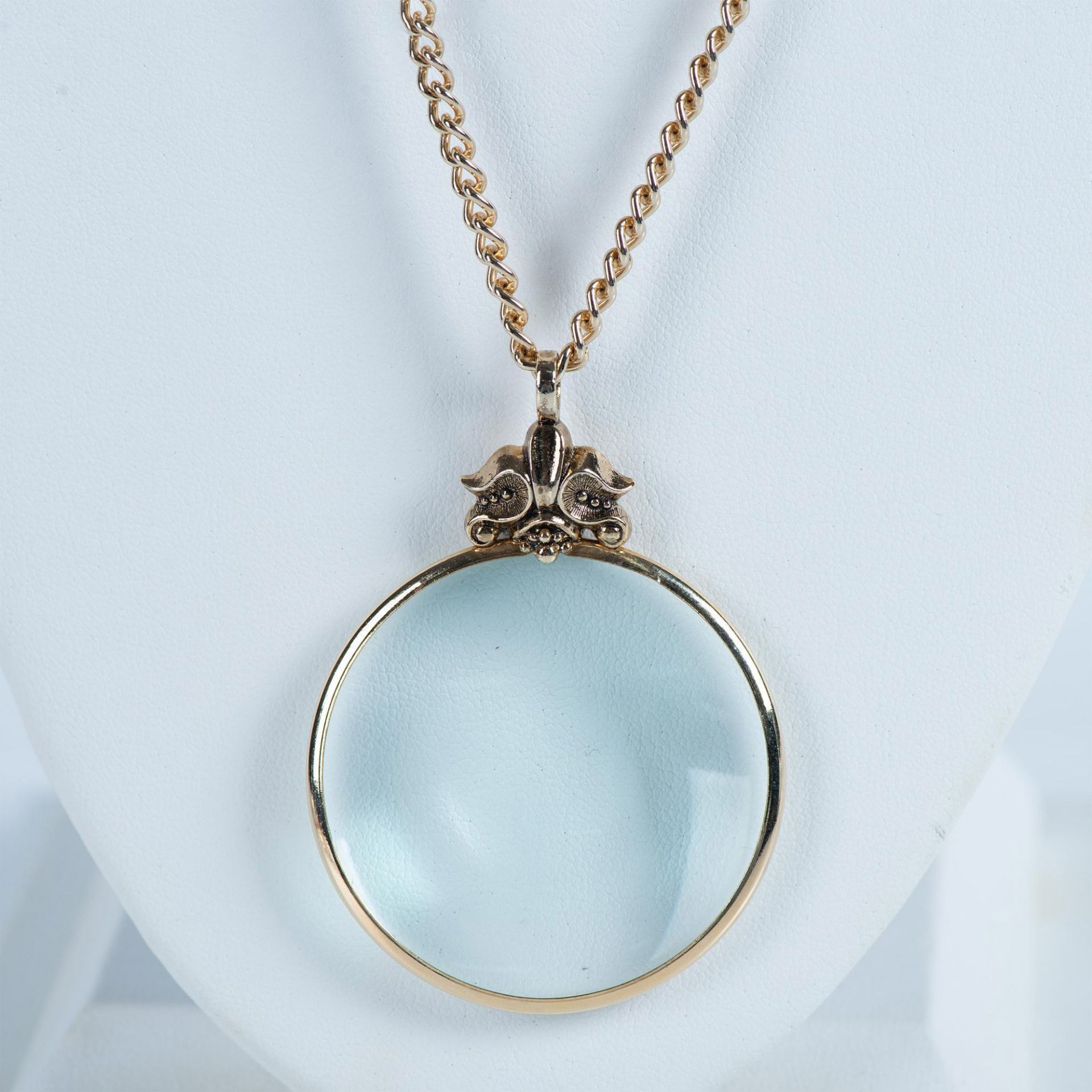 Avon Gold Tone Magnifier Pendant Necklace - Image 2 of 6