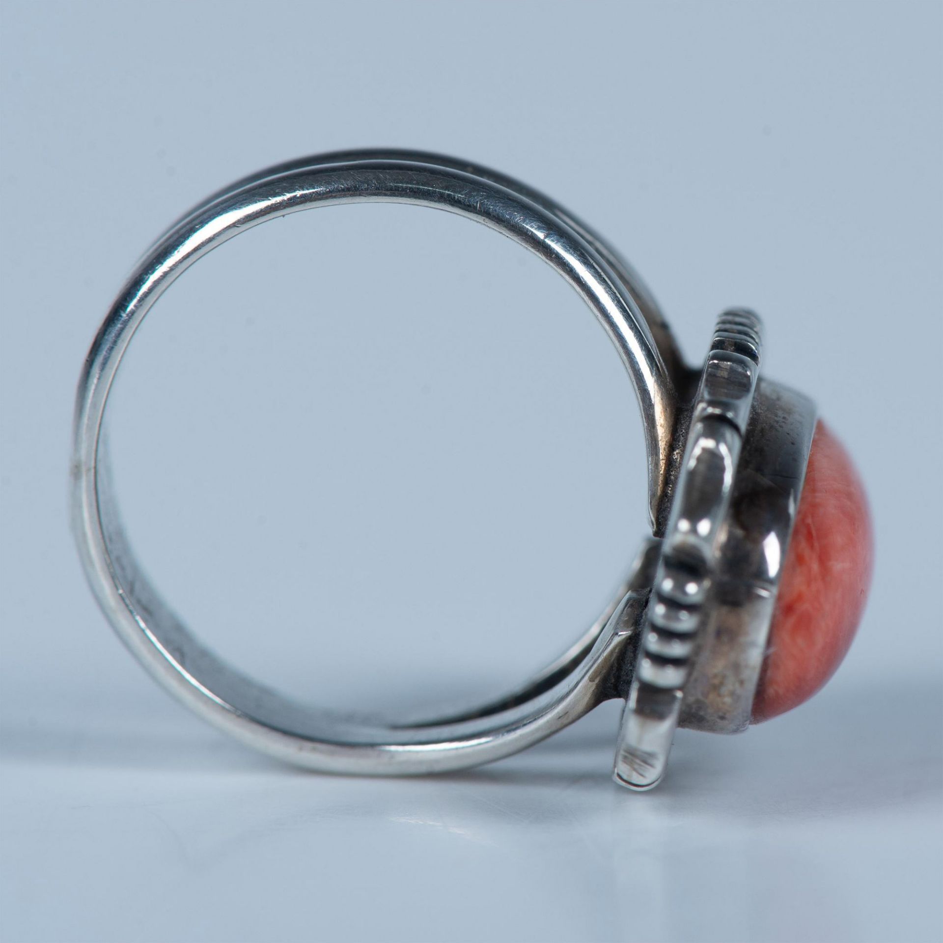Beautiful Native American Sterling & Red Spiny Oyster Ring - Image 4 of 5