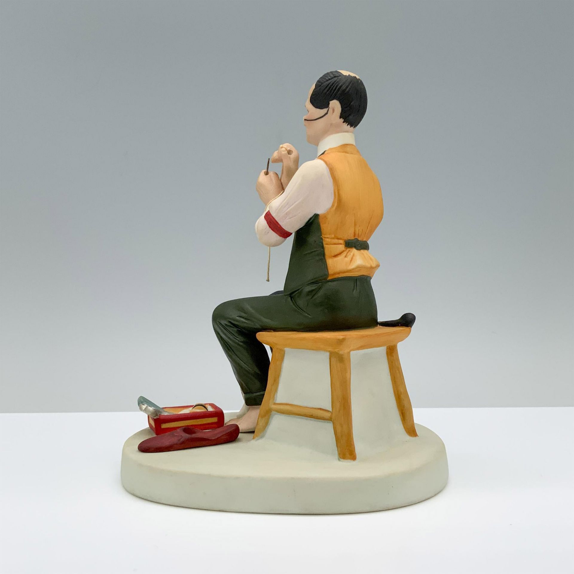 Norman Rockwell Figurine, Man Threading a Needle - Bild 2 aus 3