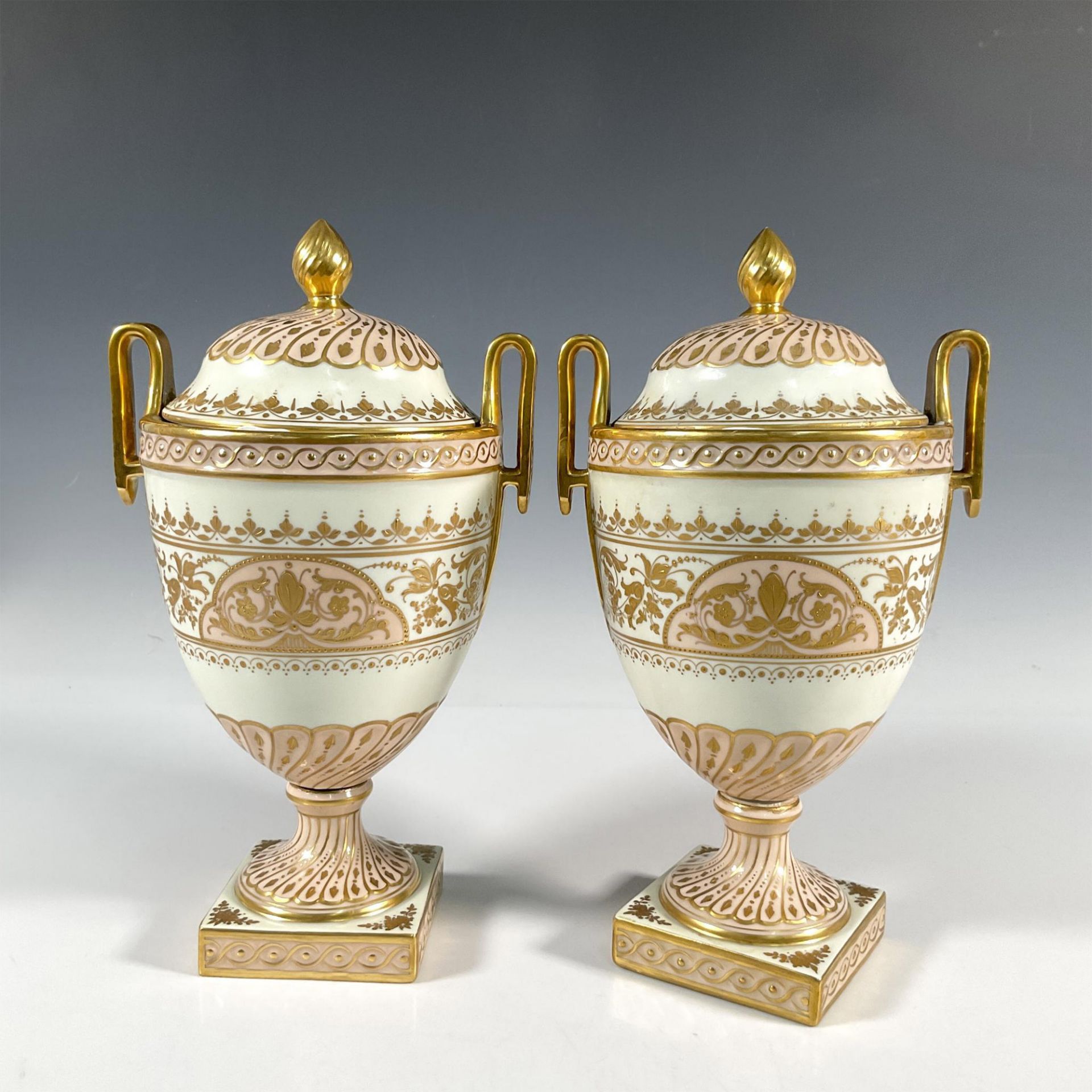 Pair of Dresden Porcelain Vases with Lids - Bild 2 aus 4