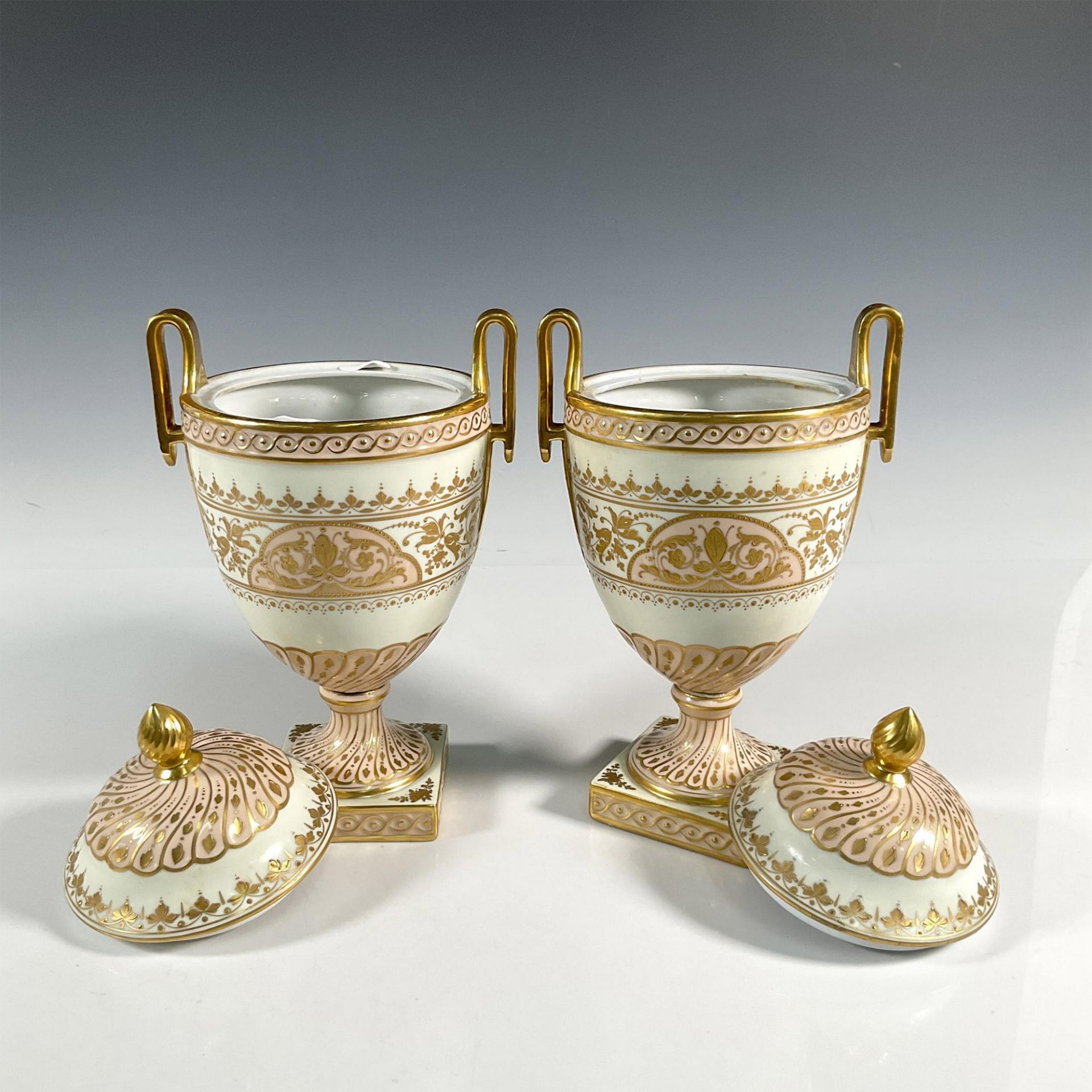 Pair of Dresden Porcelain Vases with Lids - Bild 3 aus 4
