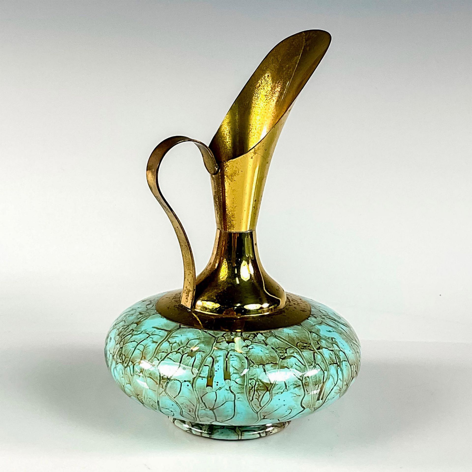 Mid-Century Delft Hand Painted Porcelain Pitcher Brass Vase - Bild 2 aus 3