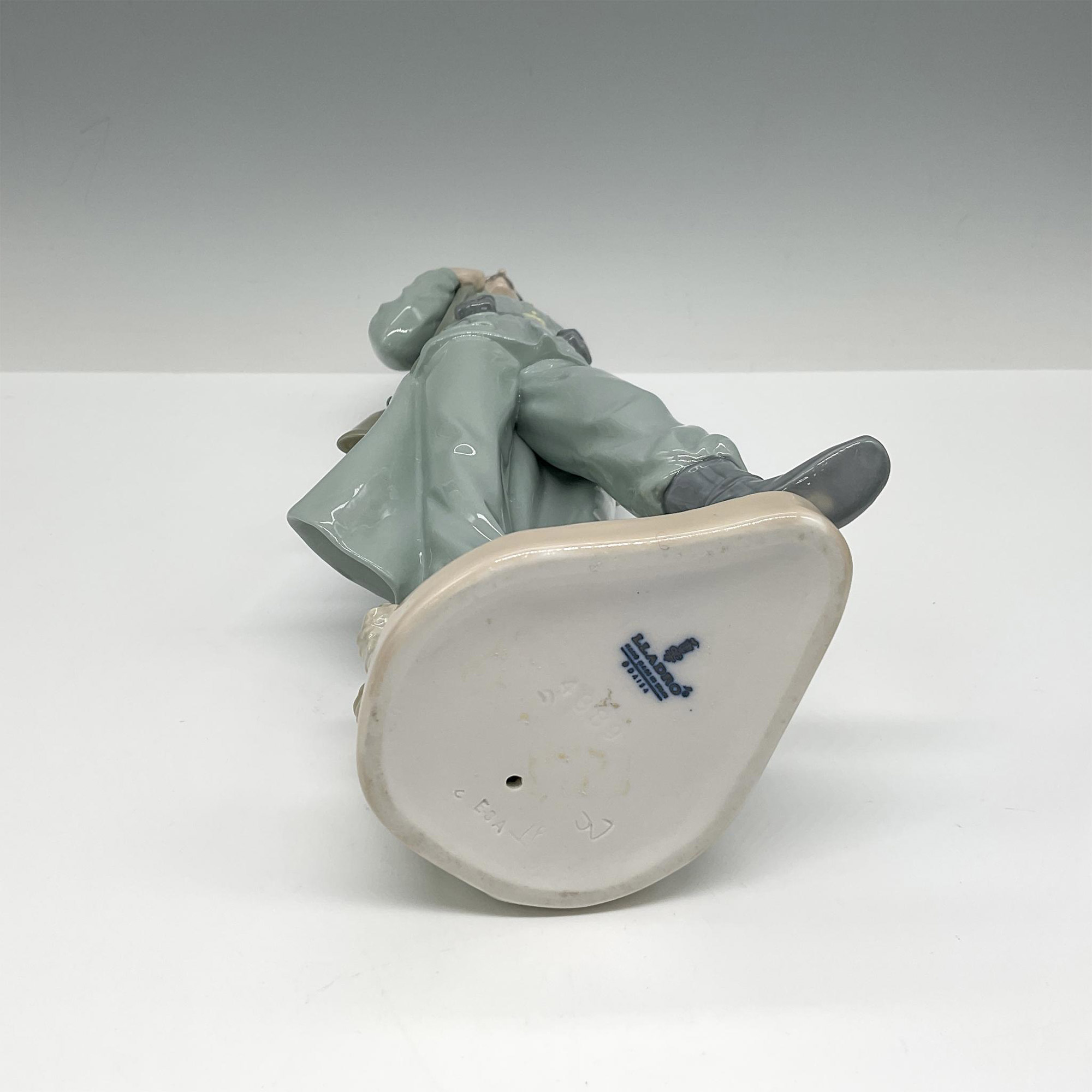 Spanish Policeman 1004889 - Lladro Porcelain Figurine - Image 4 of 4