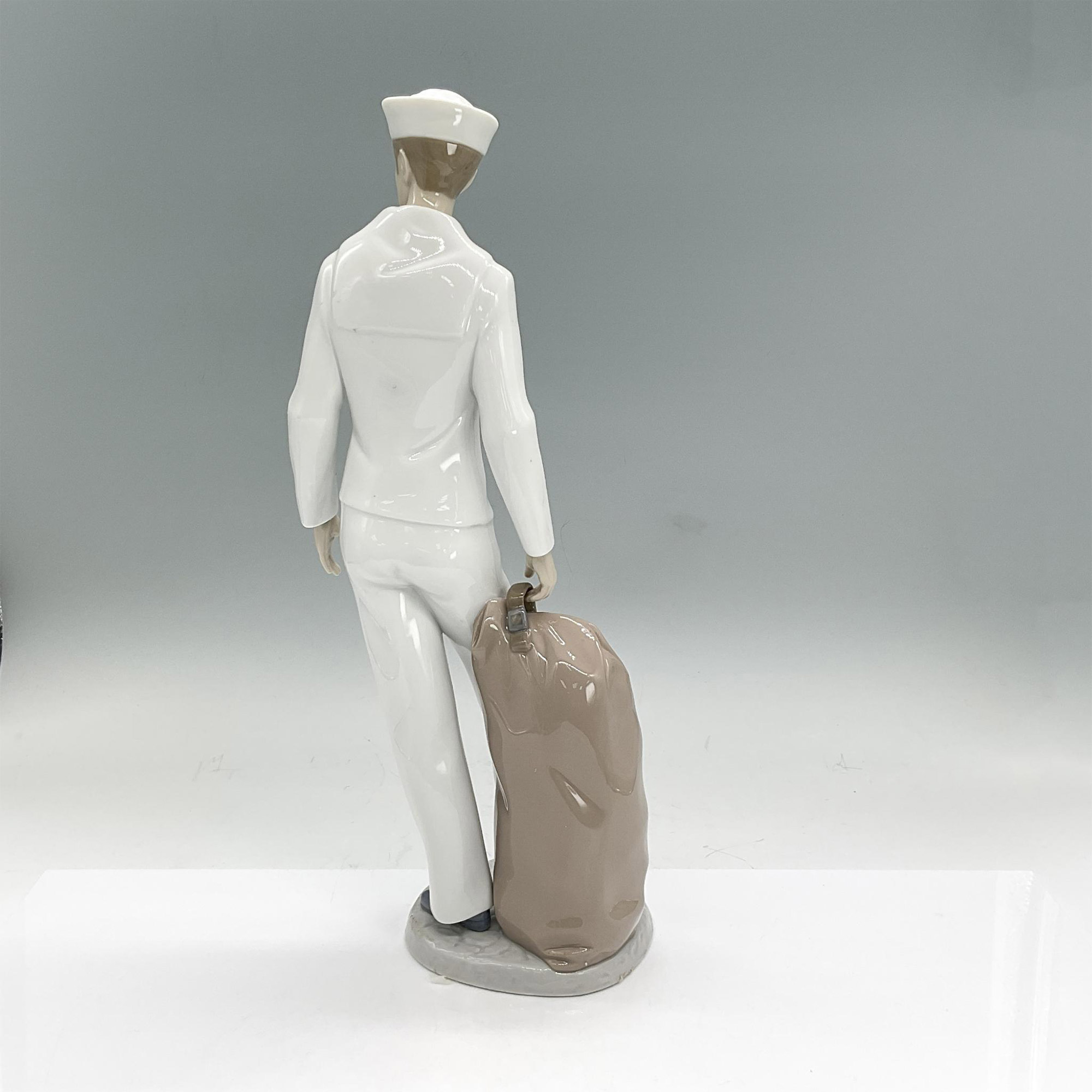 On Shore Leave 1006654 - Lladro Porcelain Figurine - Image 2 of 4